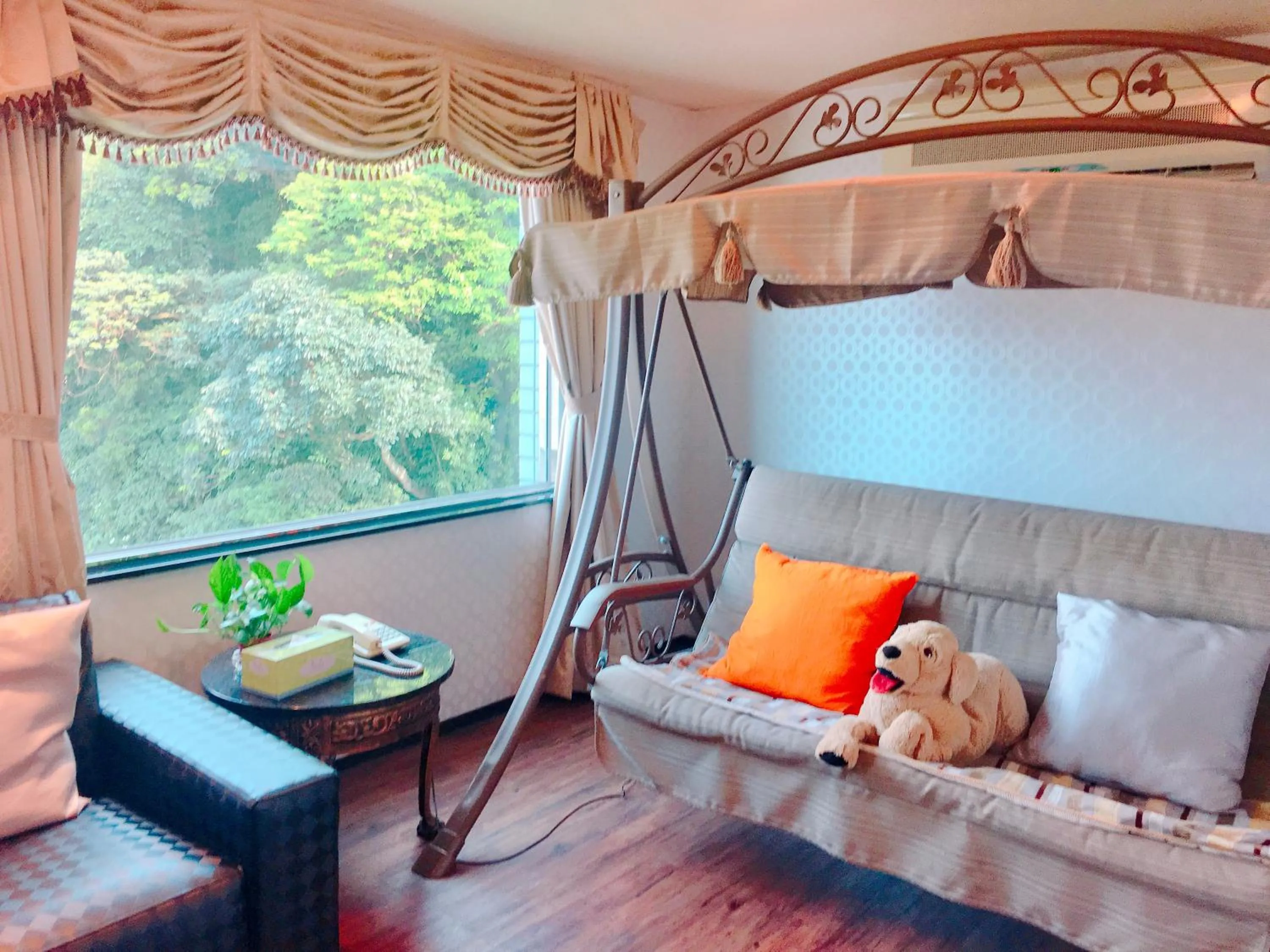 Living room, Bed in Hi-Star View Hotel
