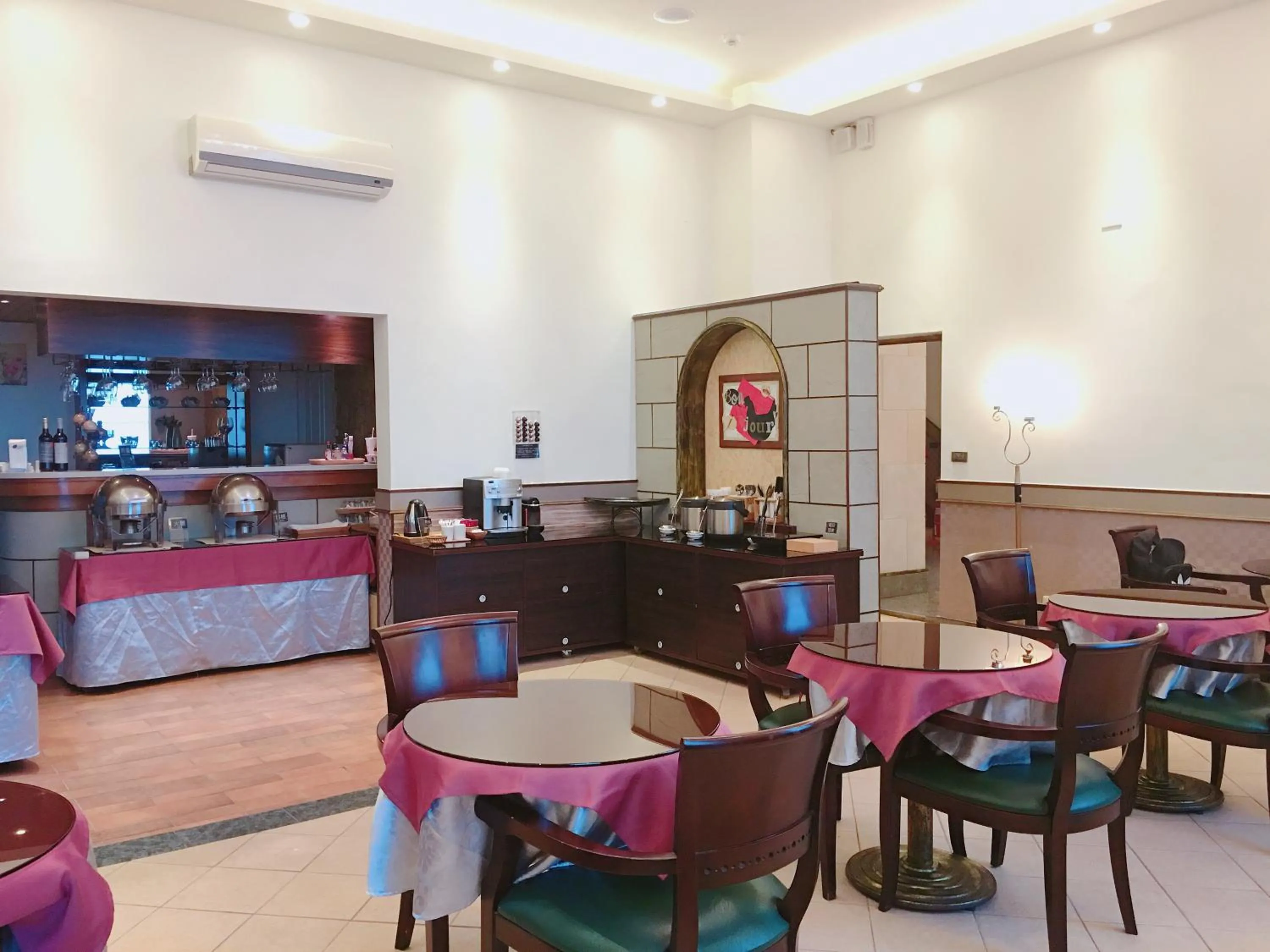 Restaurant/places to eat in Hi-Star View Hotel