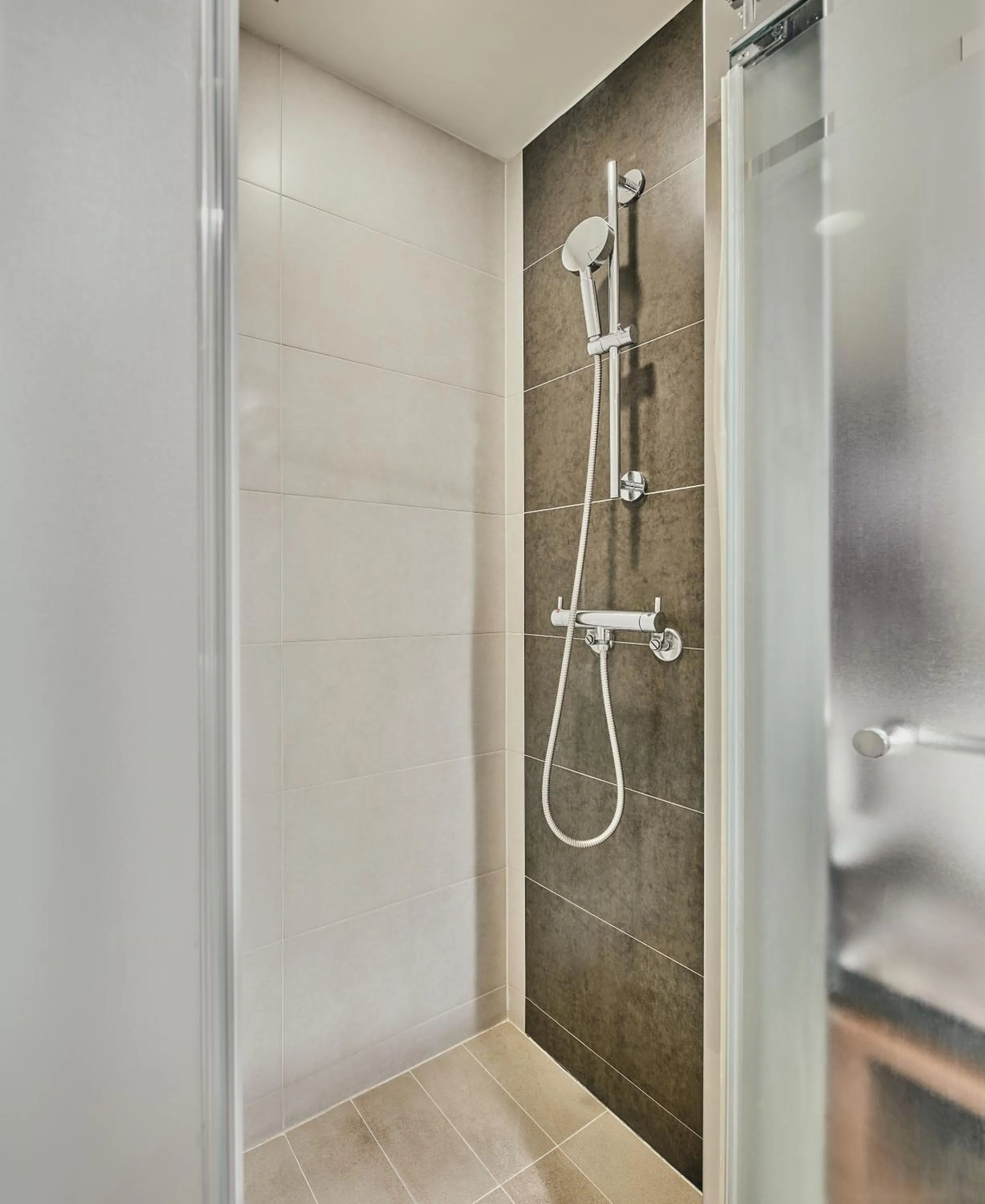 Shower in Orange Hotel - Linsen, Taipei