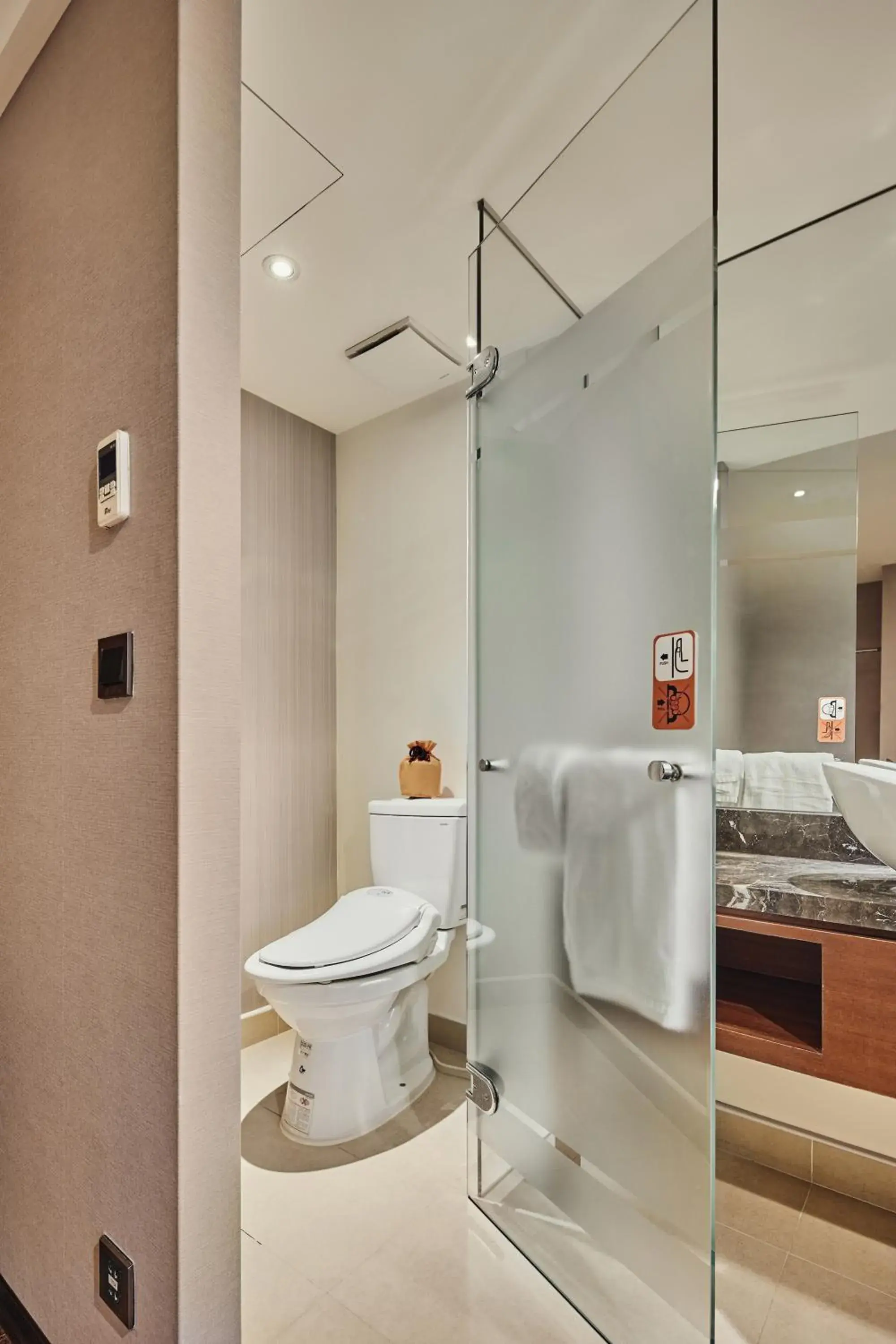 Property building in Orange Hotel - Linsen, Taipei Property building in Orange Hotel - Linsen, Taipei