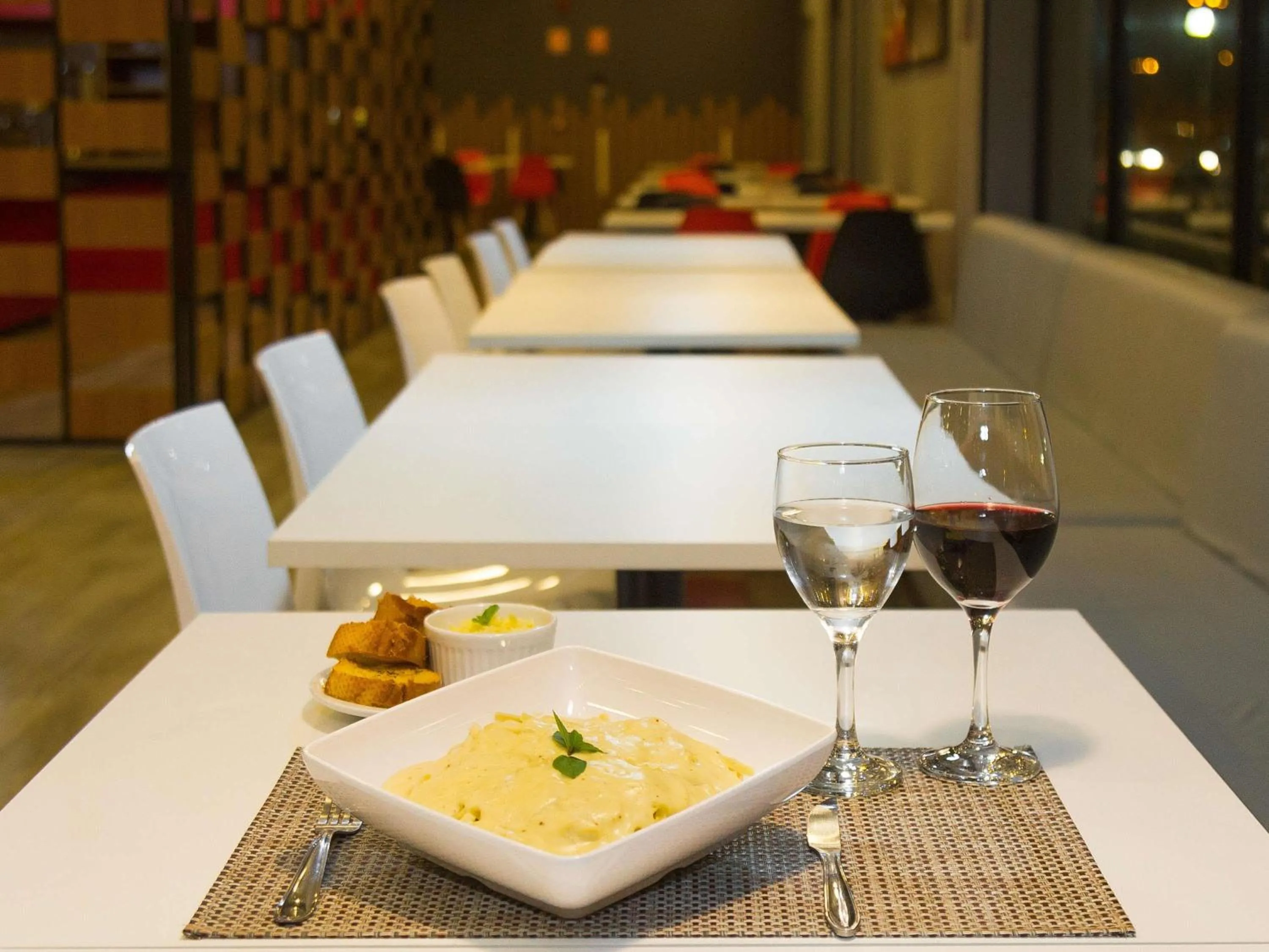 Restaurant/places to eat in Ibis Lorena - Circuito da Fé