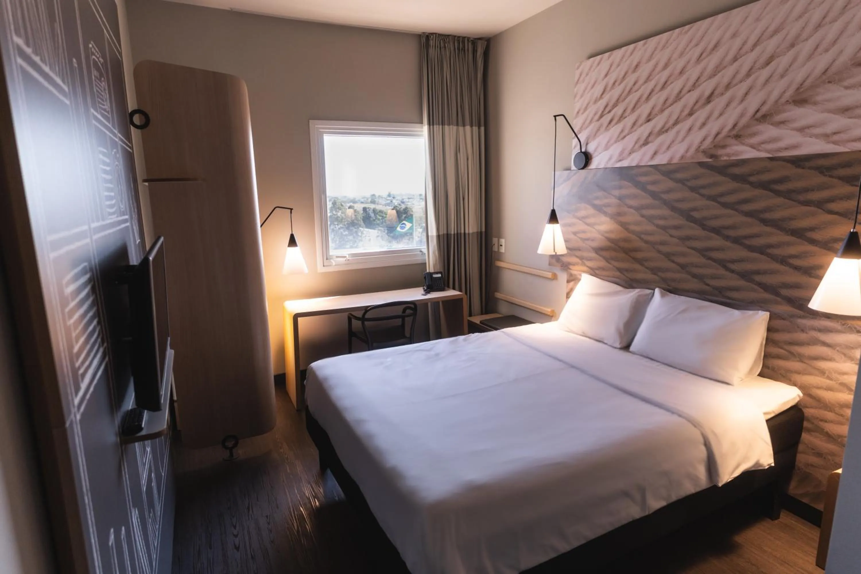 Bed in Ibis Lorena - Circuito da Fé