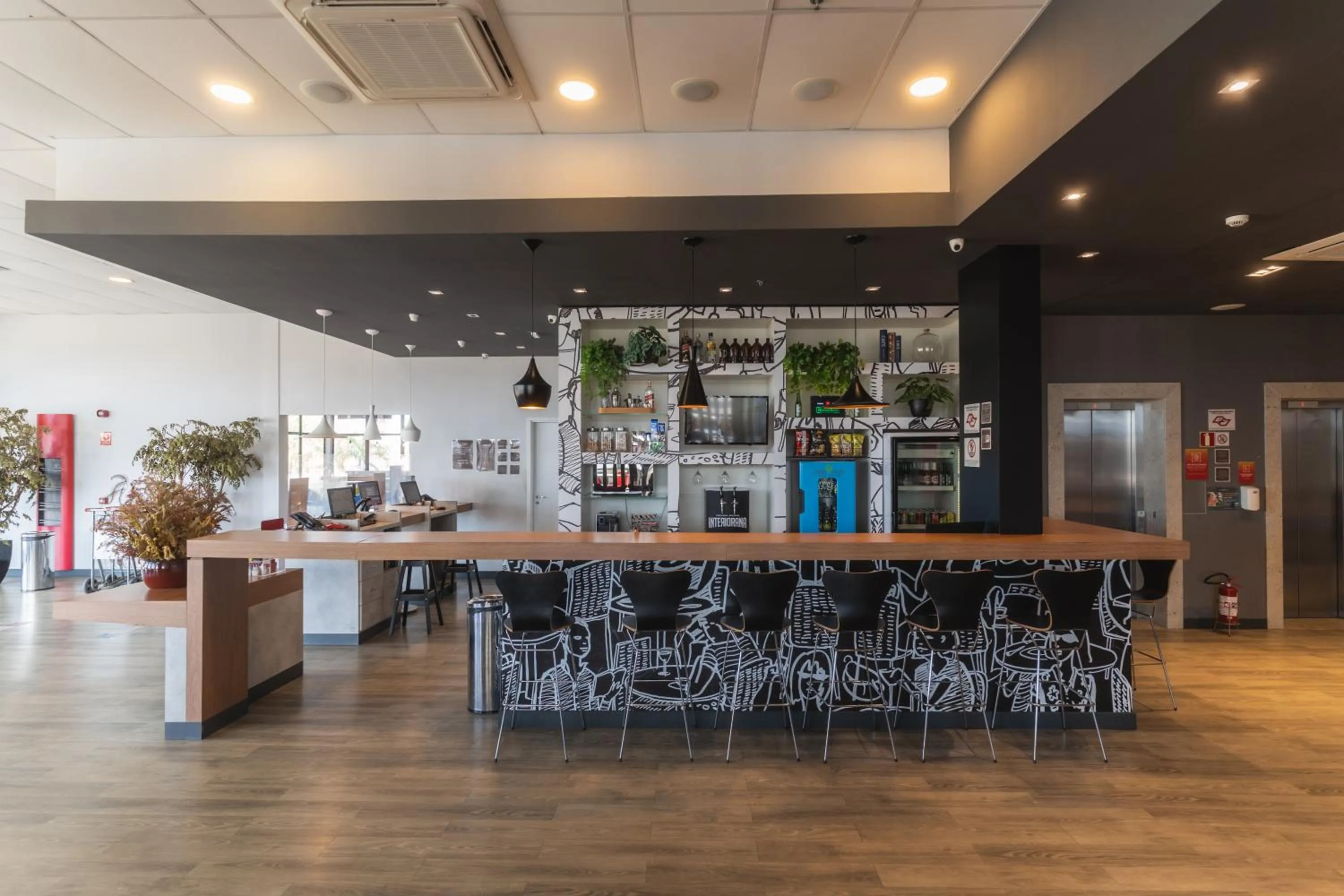 Lounge or bar in Ibis Lorena - Circuito da Fé