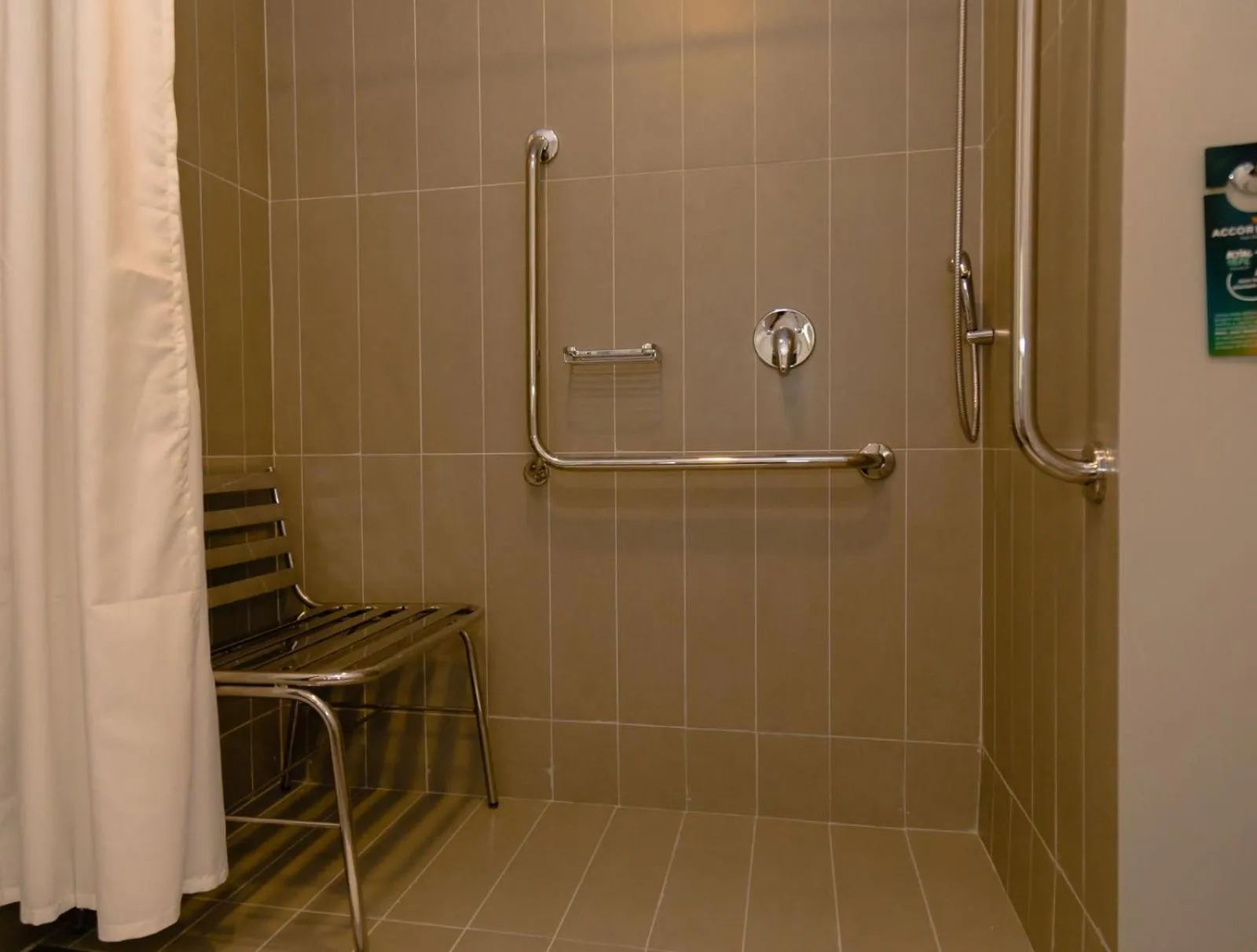 Shower in Ibis Lorena - Circuito da Fé