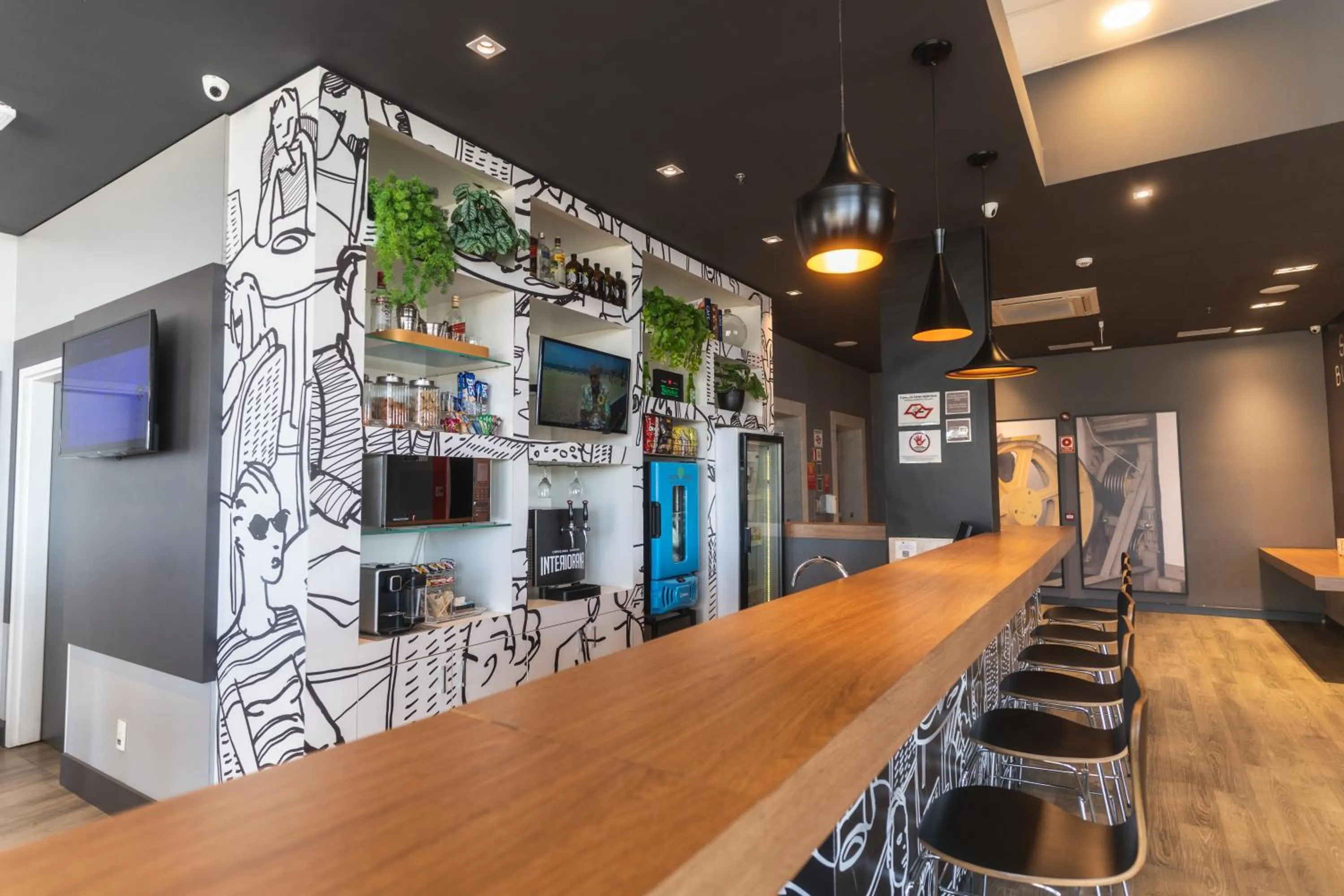 Lounge or bar in Ibis Lorena - Circuito da Fé