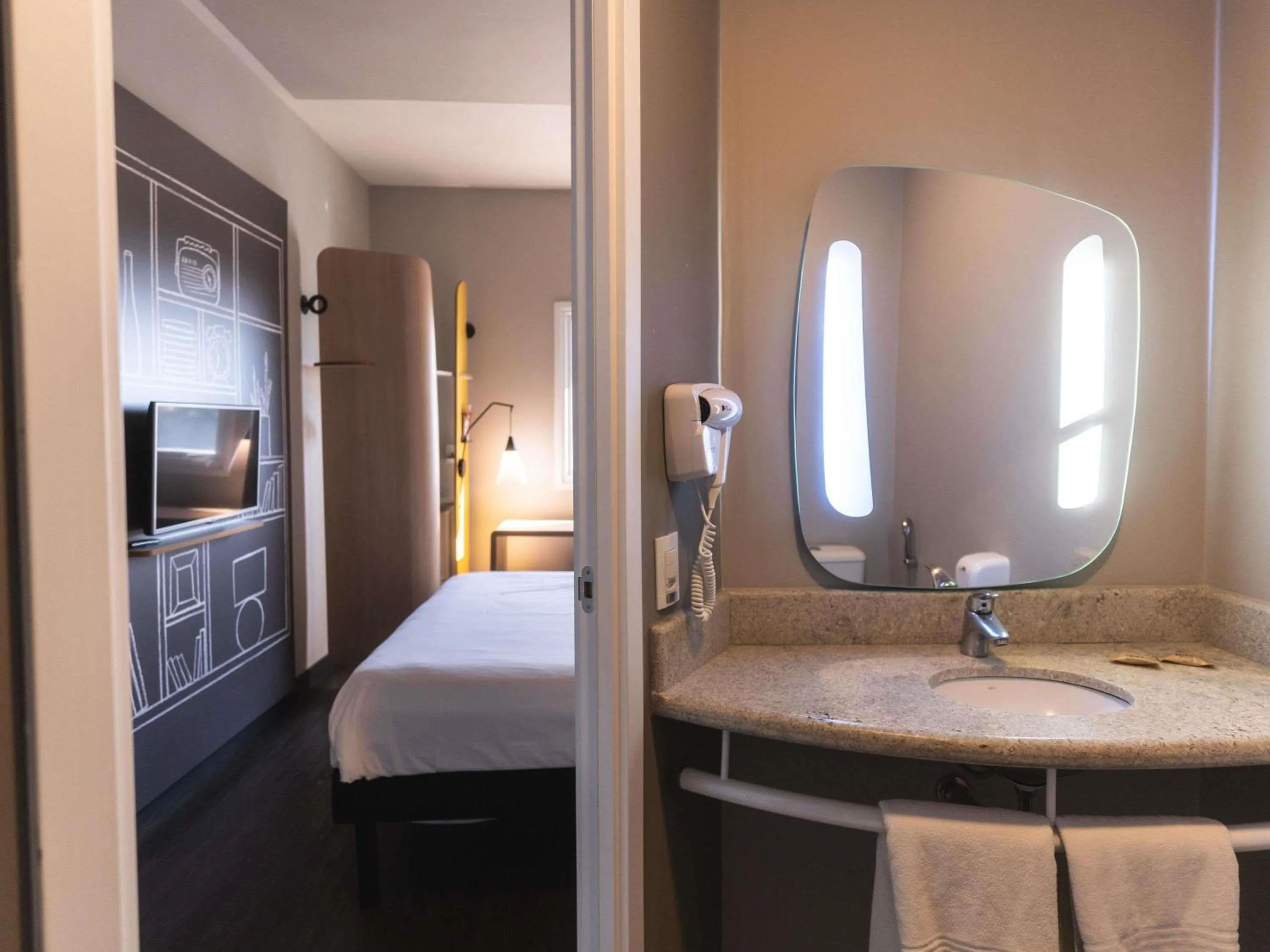 Bedroom, Bed in Ibis Lorena - Circuito da Fé