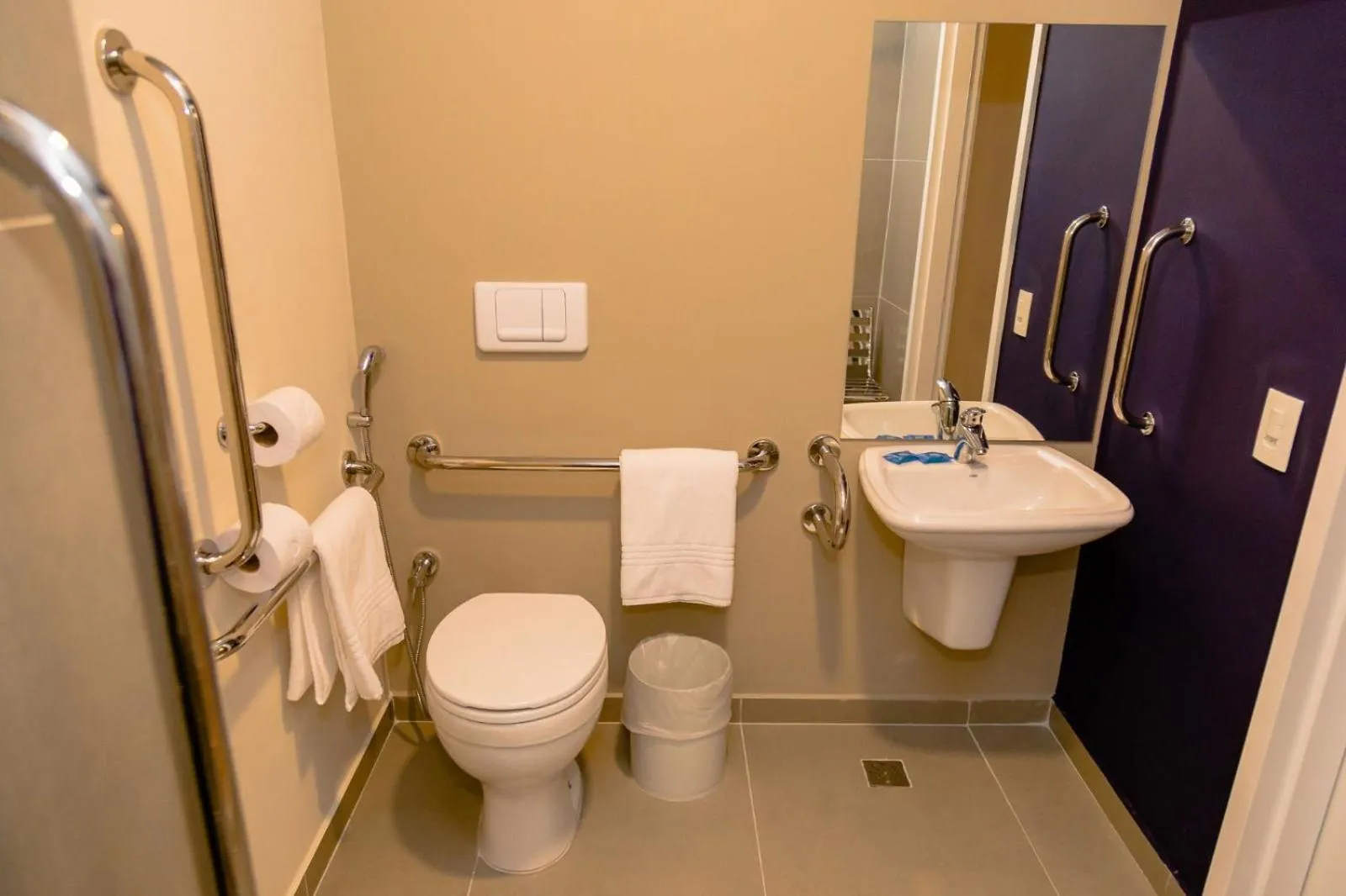 Bathroom in Ibis Budget Lorena - Circuito da Fé