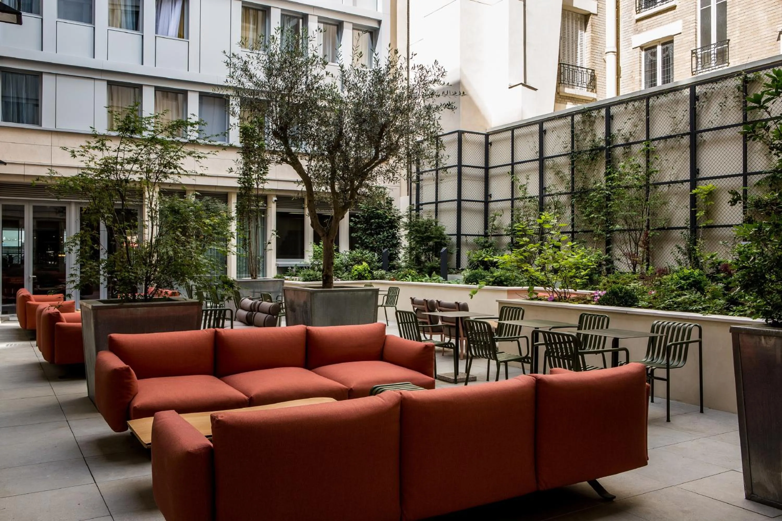 Patio in Mercure Paris 17 Batignolles
