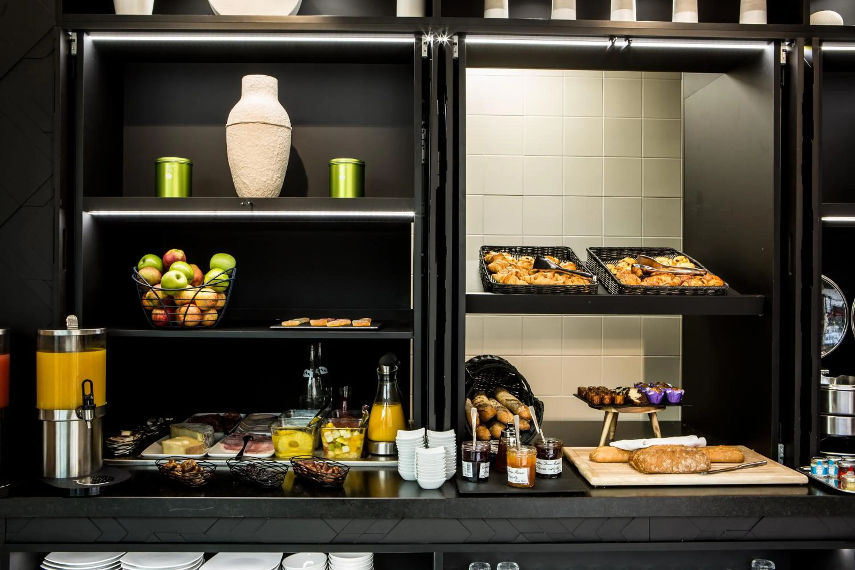 Buffet breakfast in Mercure Paris 17 Batignolles