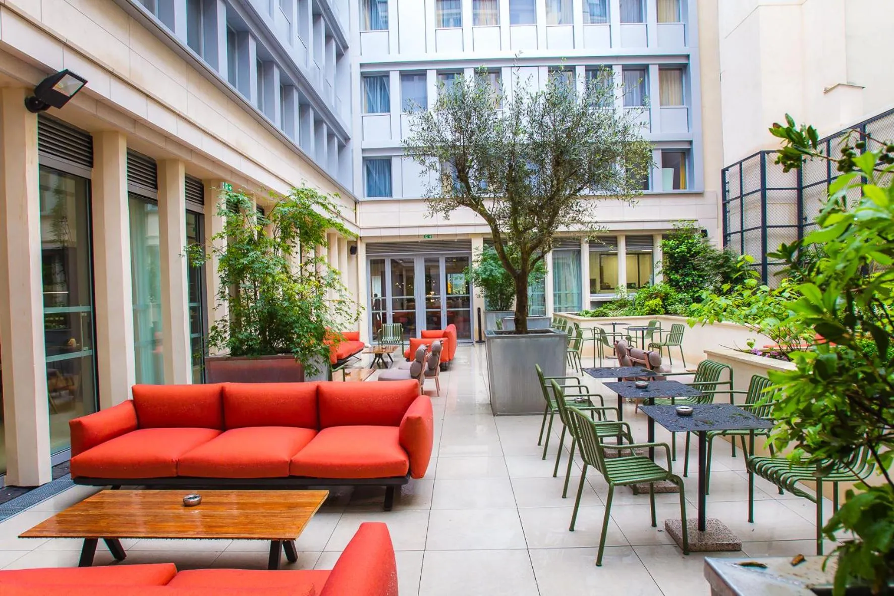 Patio in Mercure Paris 17 Batignolles