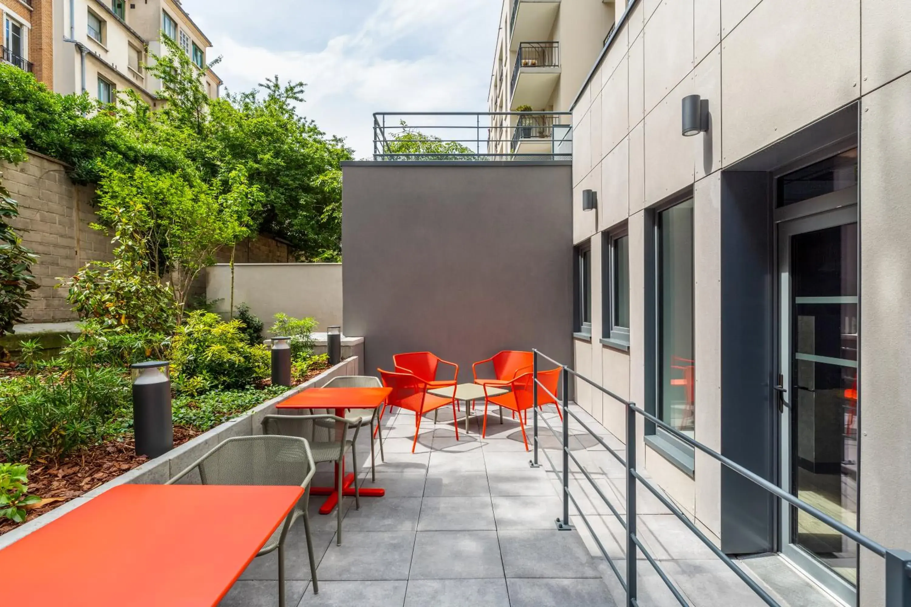 Patio in ibis budget Paris Clichy Mairie