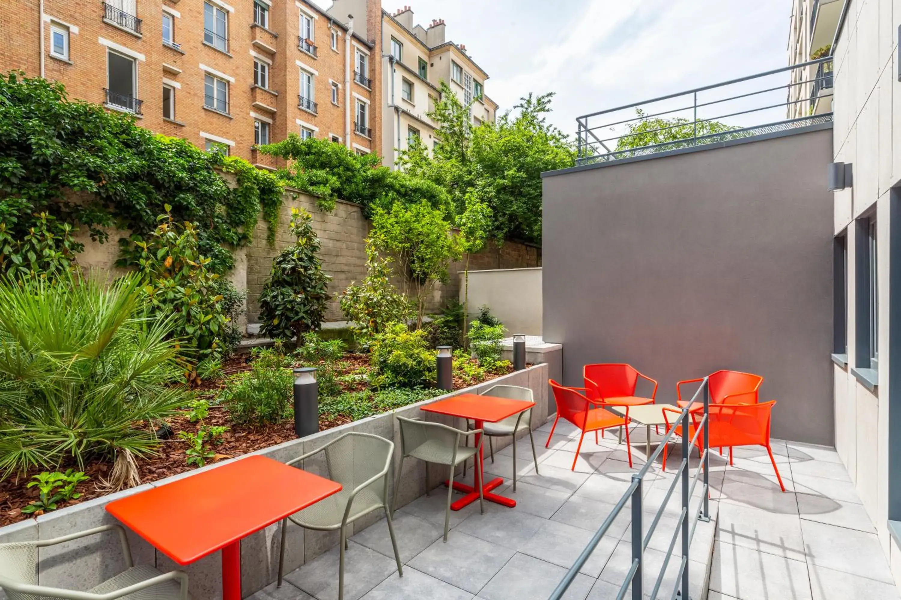 Patio in ibis budget Paris Clichy Mairie