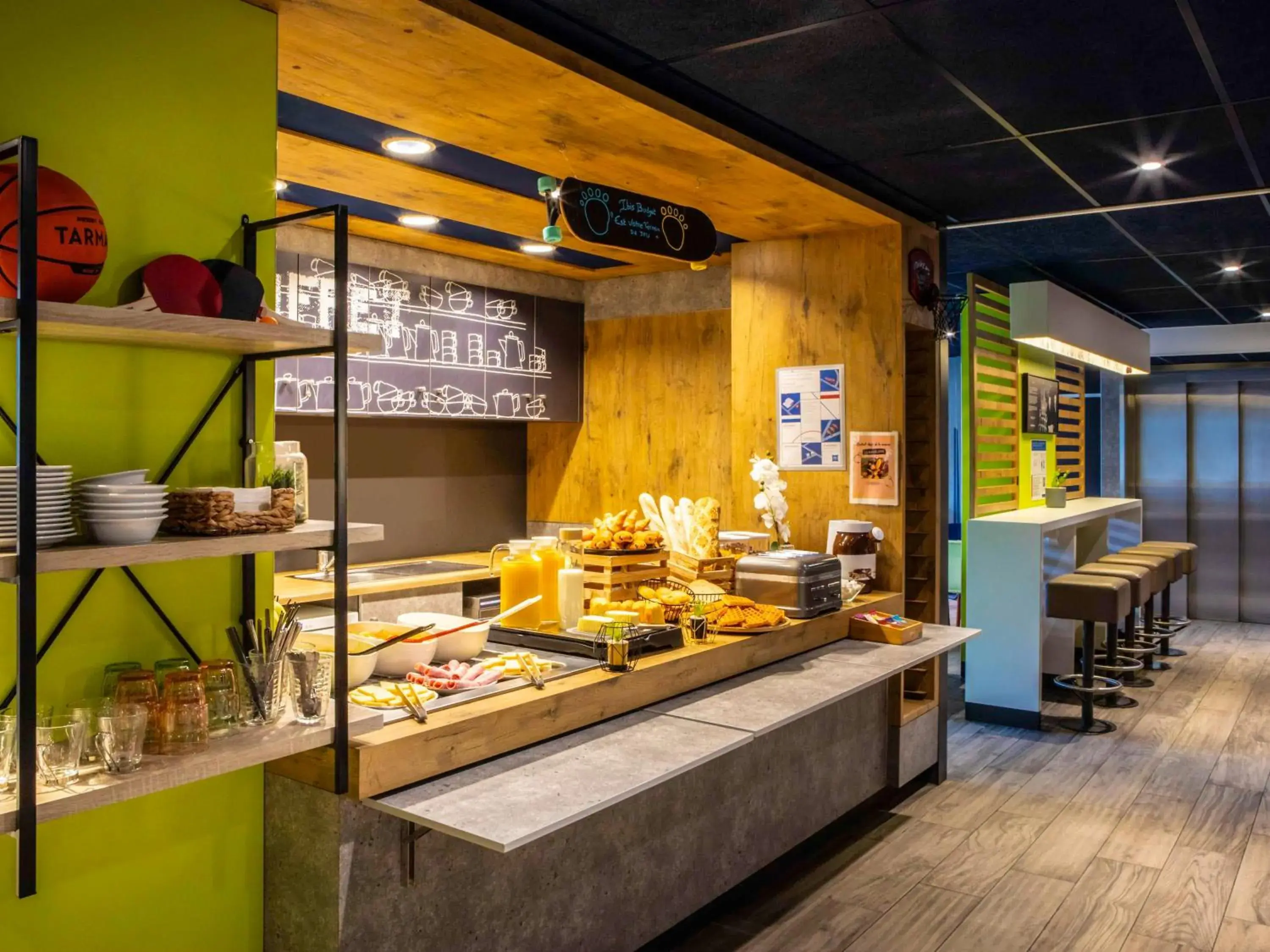 Breakfast, Restaurant/Places to Eat in ibis budget Paris Clichy Mairie
