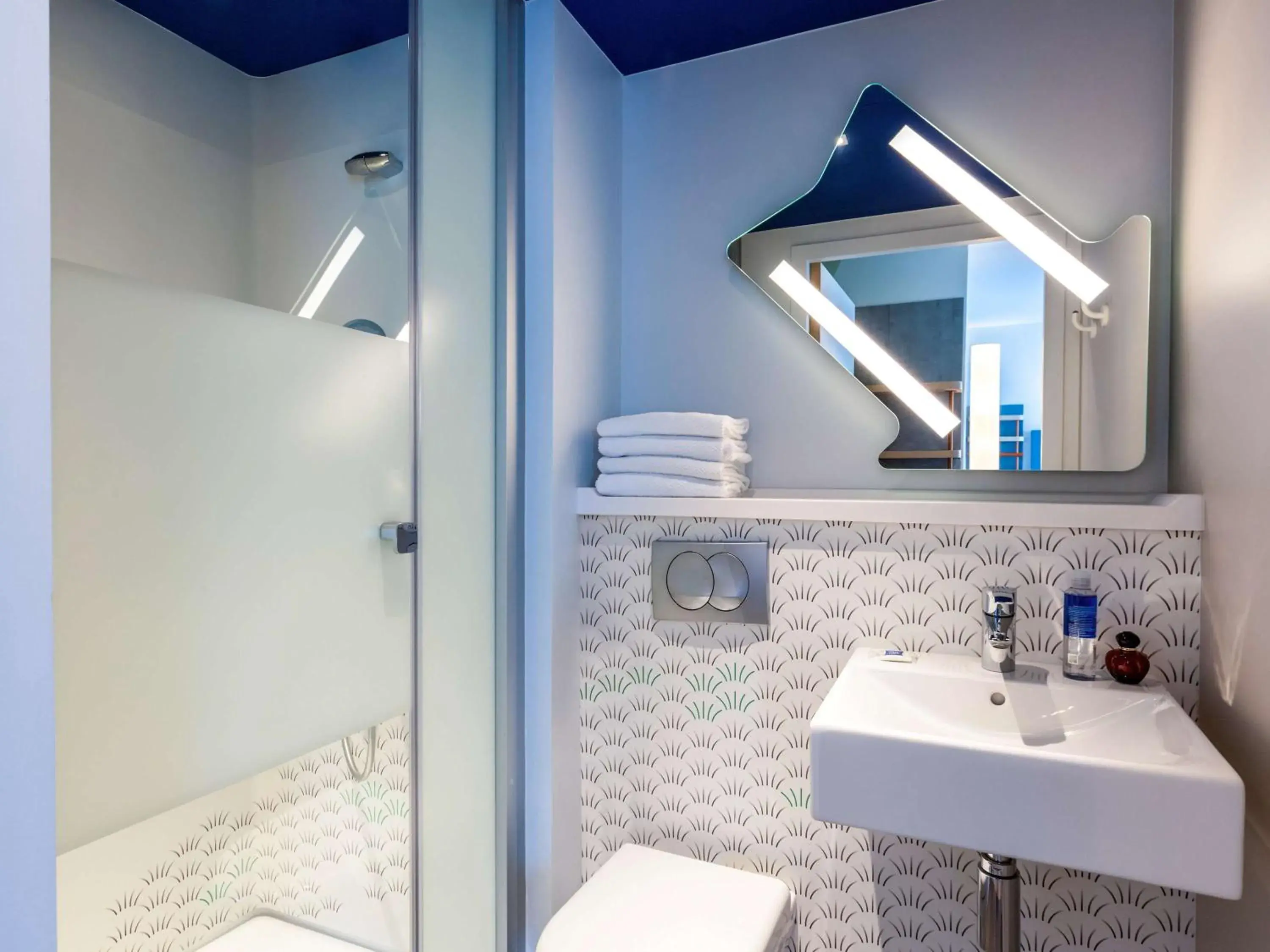 Photo of the whole room, Bathroom in ibis budget Paris Clichy Mairie