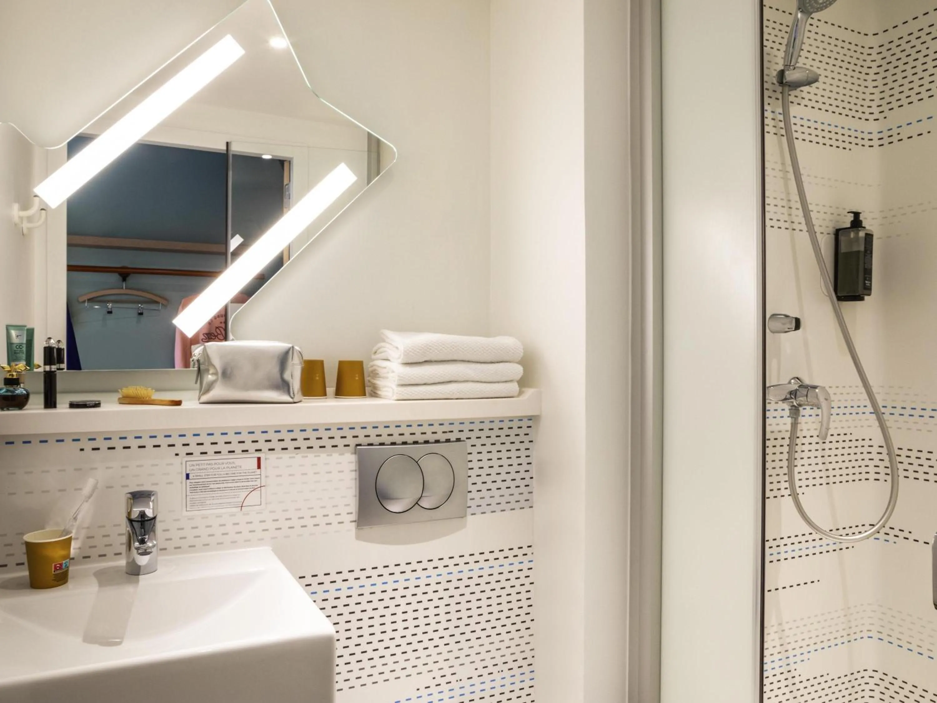 Bedroom in ibis budget Paris Clichy Mairie