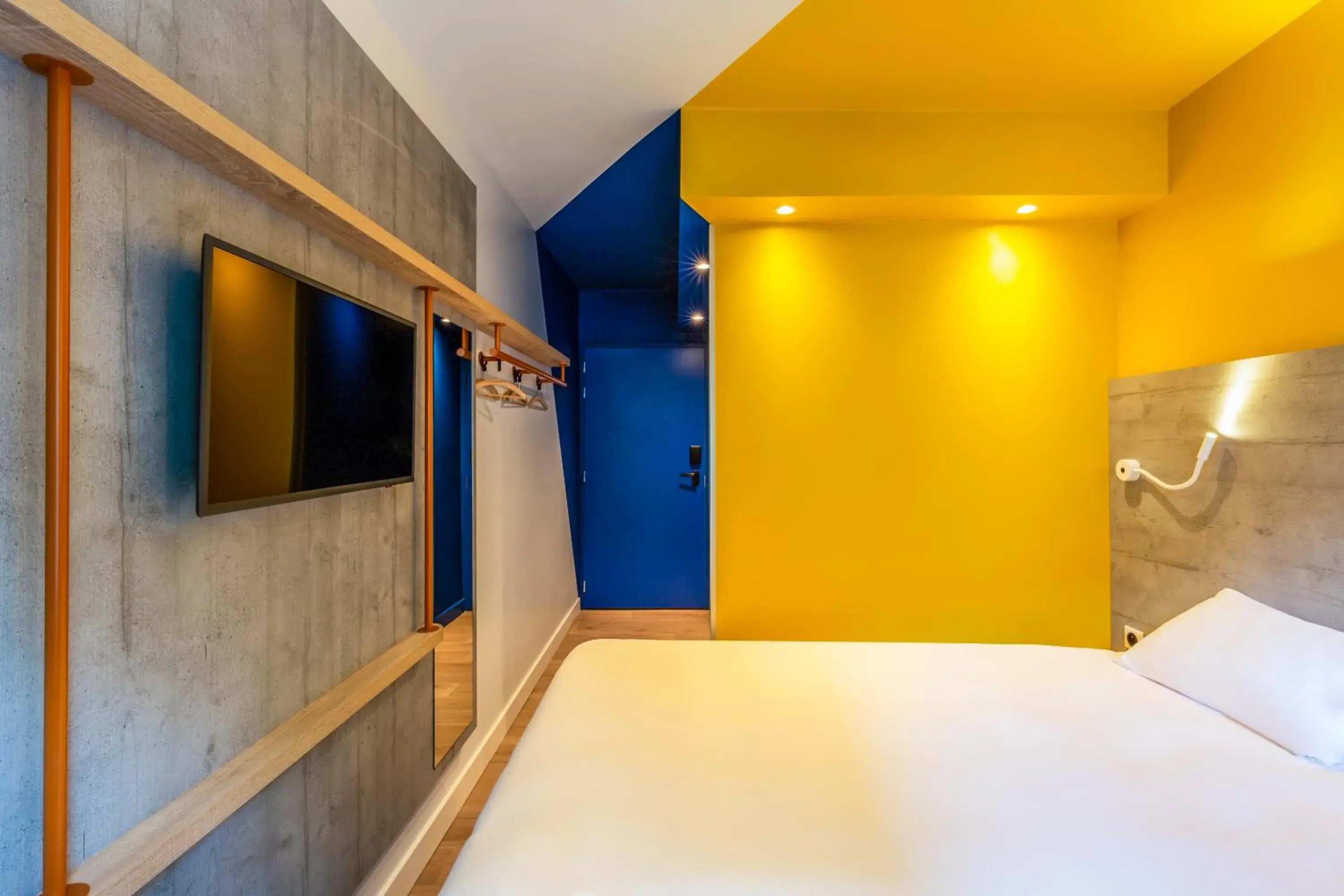 Day, Bed in ibis budget Paris Clichy Mairie