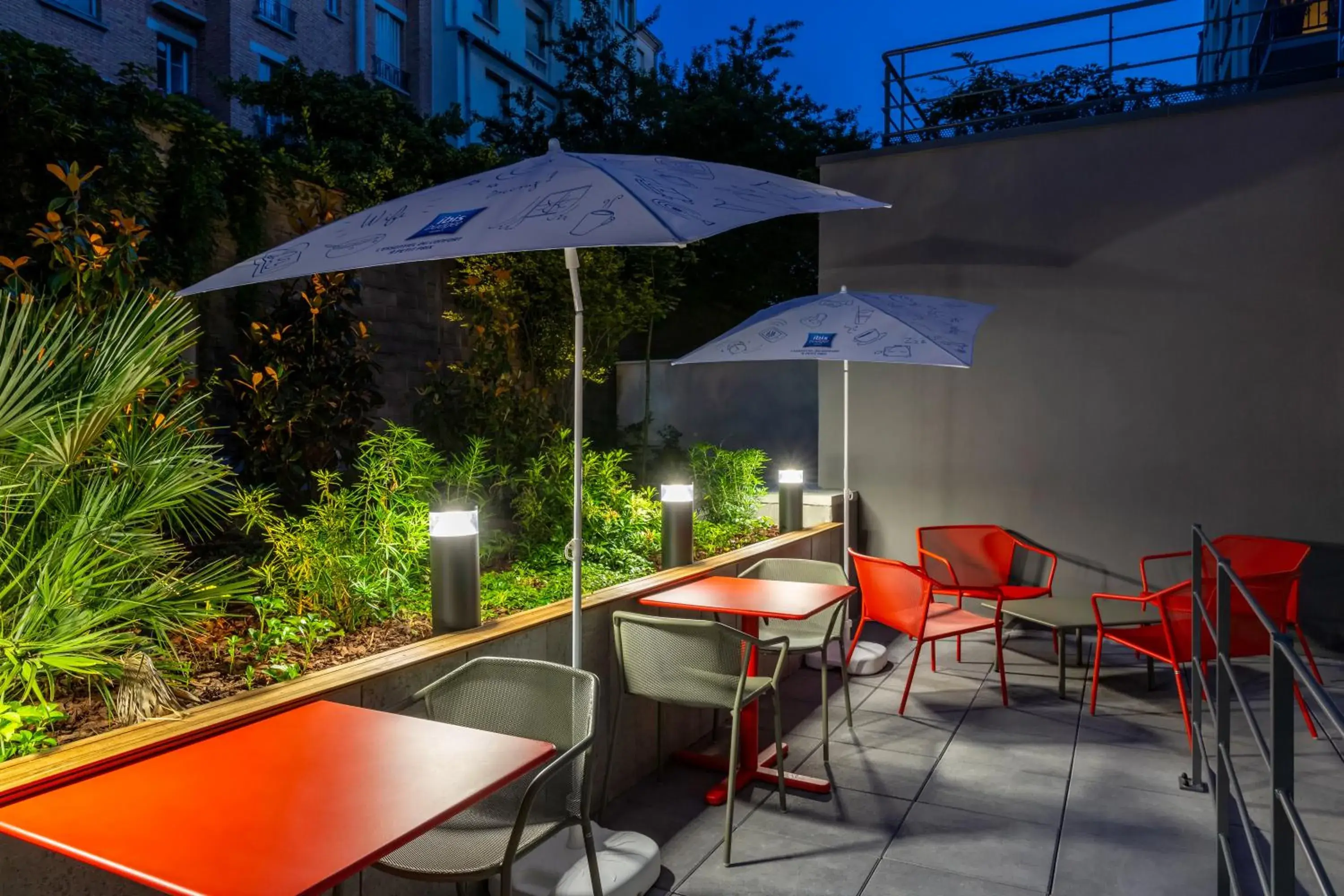 Patio in ibis budget Paris Clichy Mairie