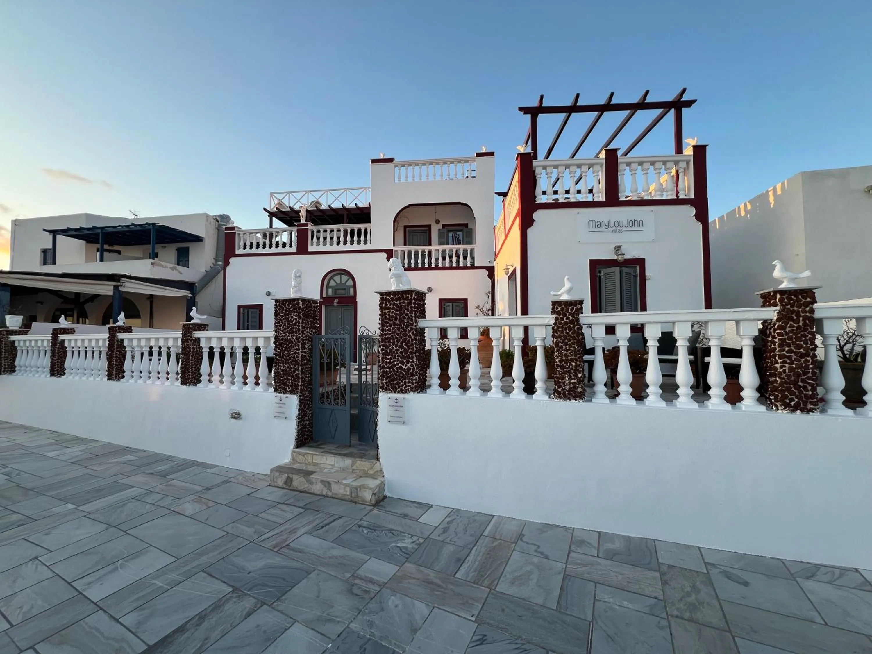 Property building in Maryloujohn Villas Oia