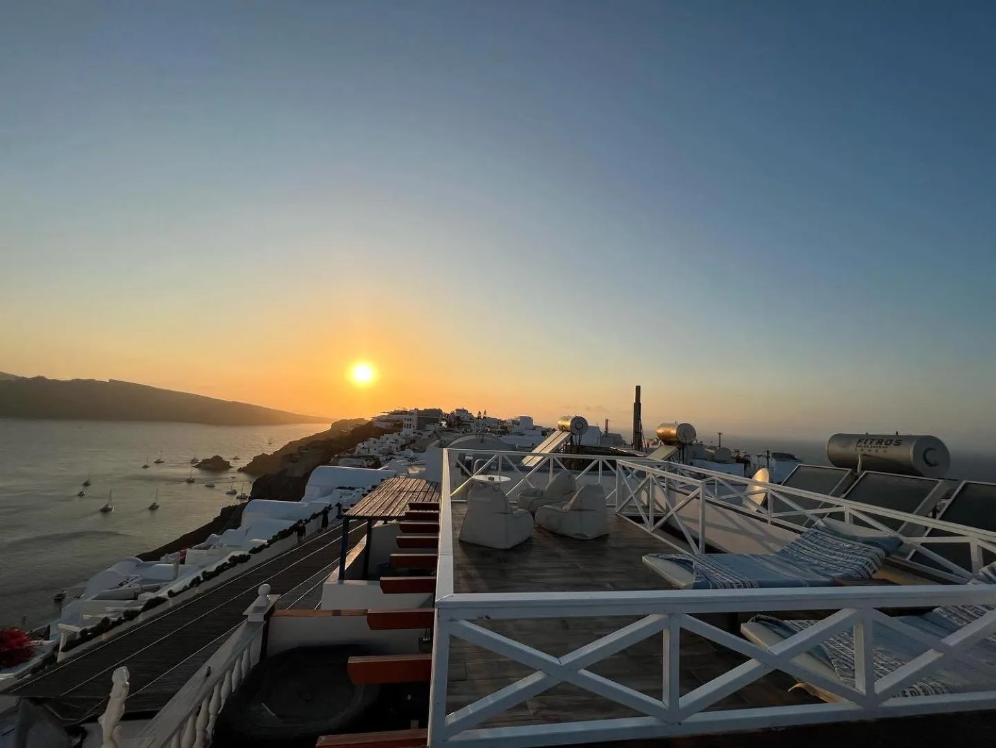 Sunset in Maryloujohn Villas Oia