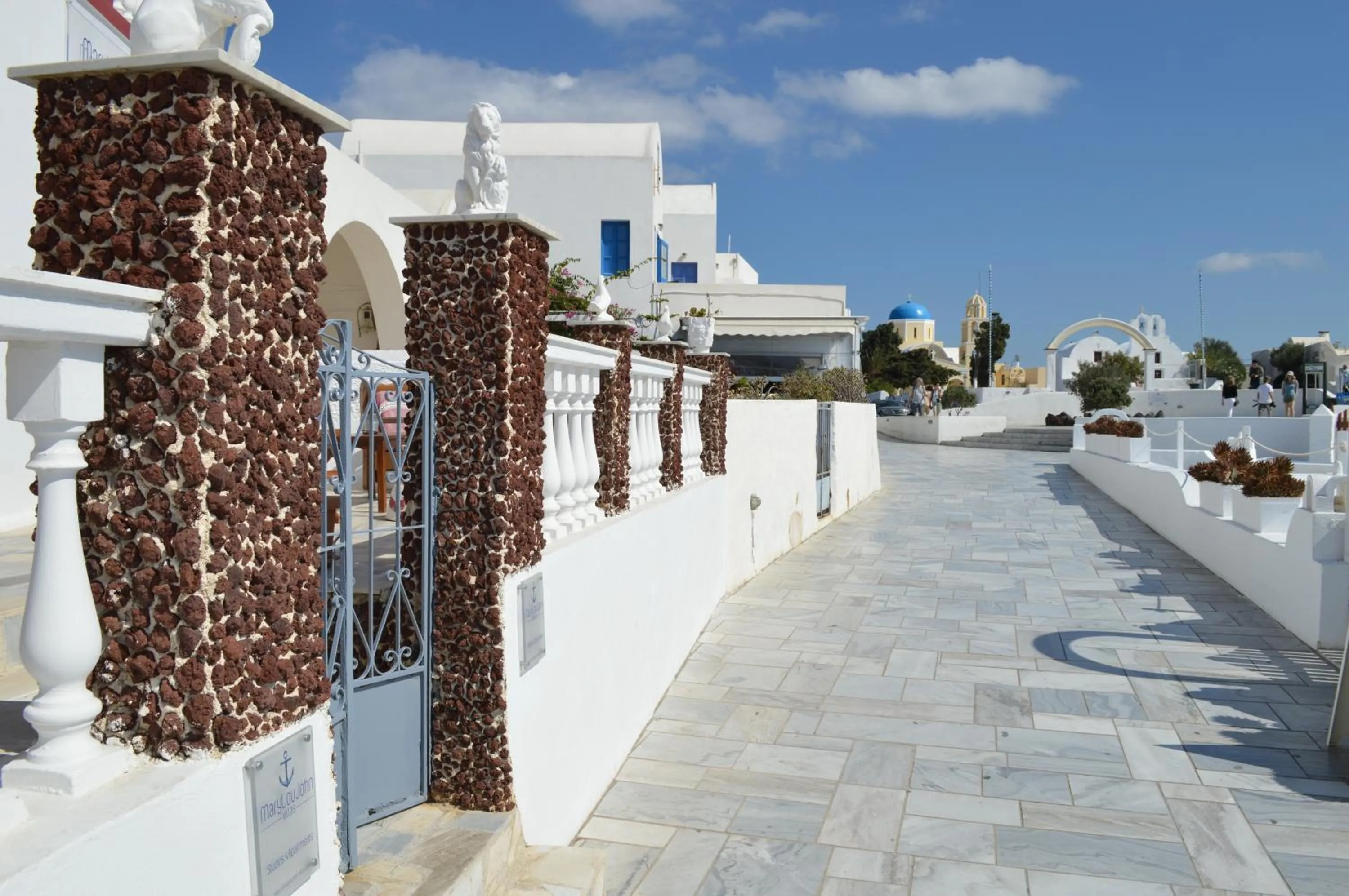 Facade/entrance in Maryloujohn Villas Oia