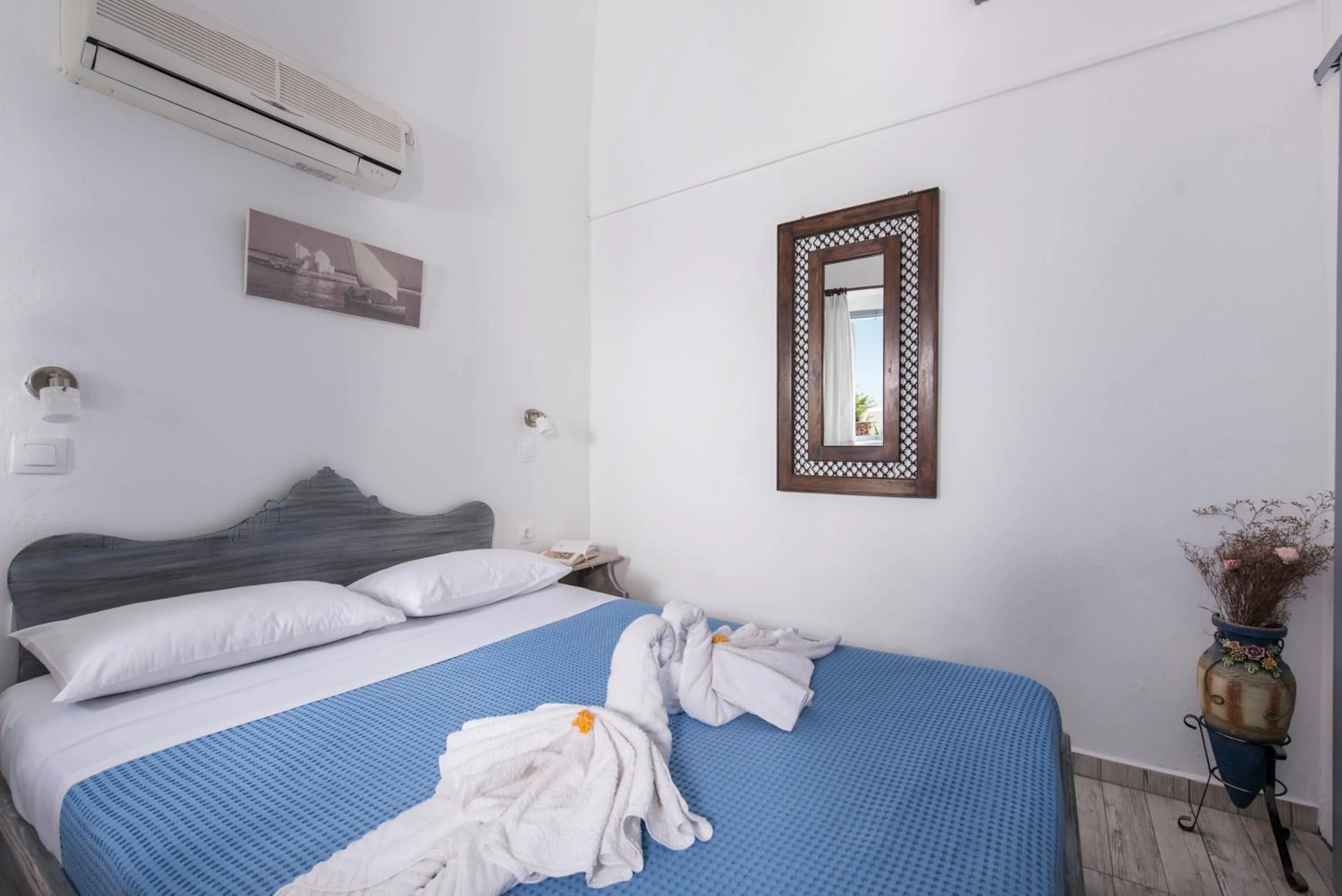 Bedroom, Bed in Maryloujohn Villas Oia