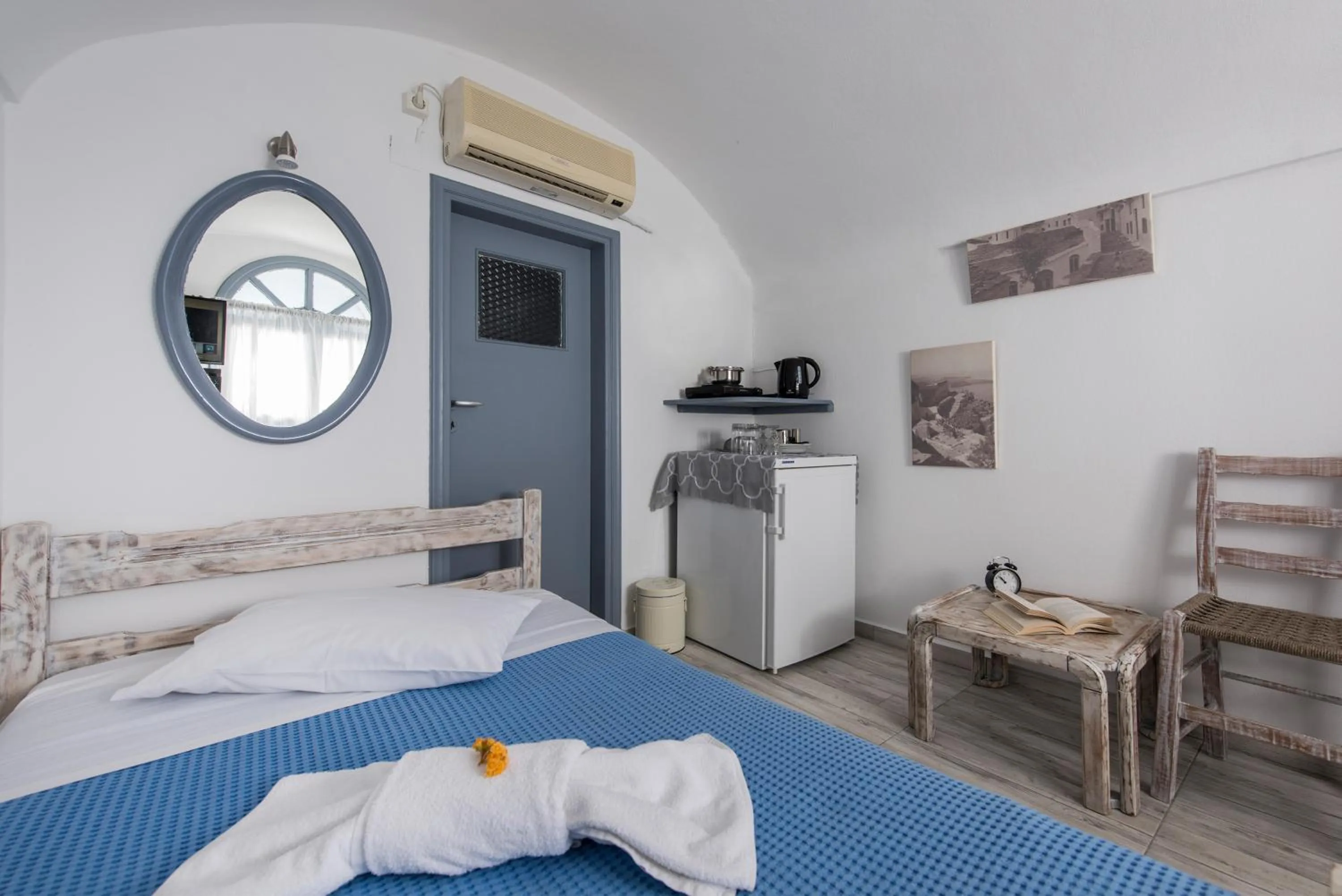 Bedroom, Bed in Maryloujohn Villas Oia