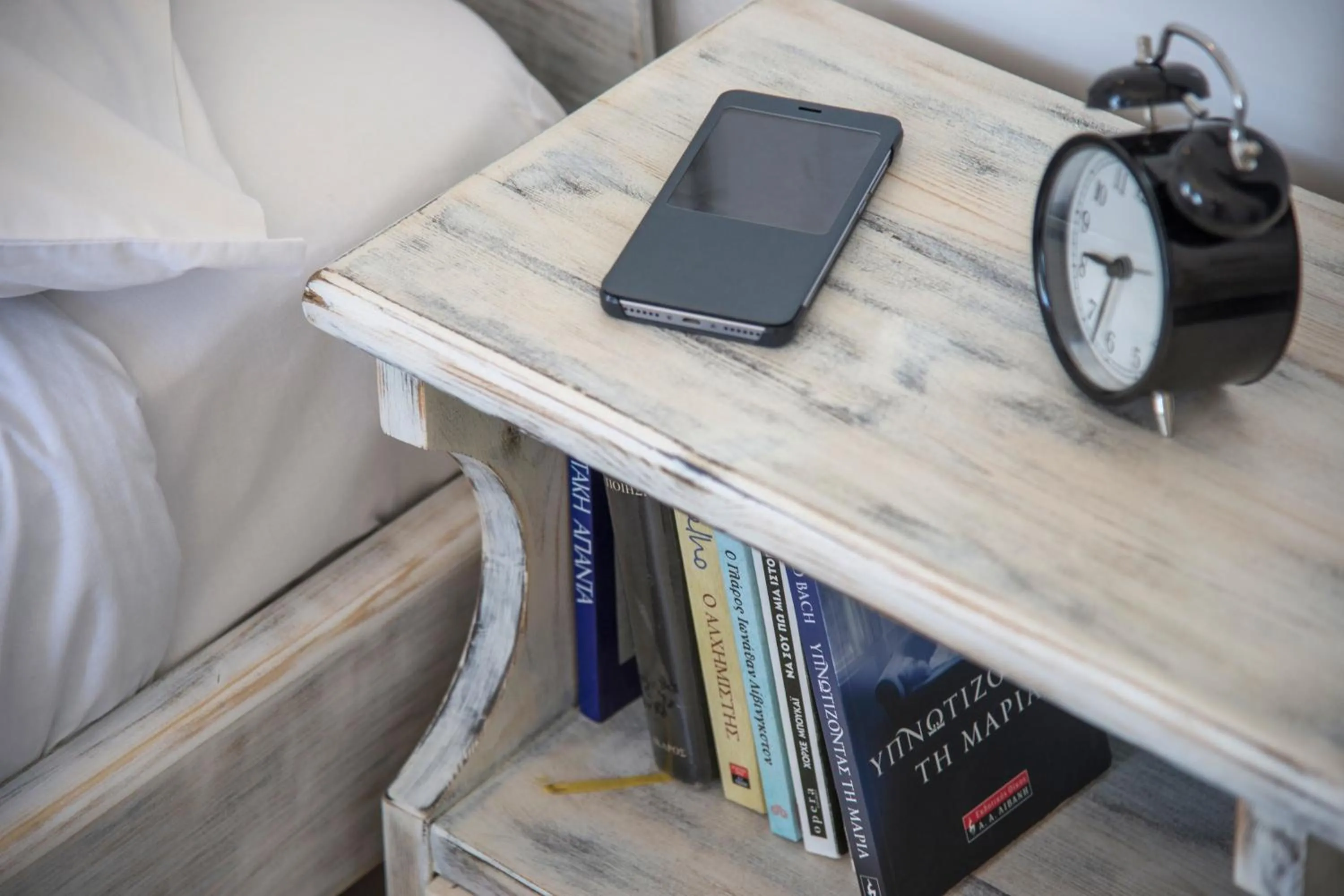 Library in Maryloujohn Villas Oia