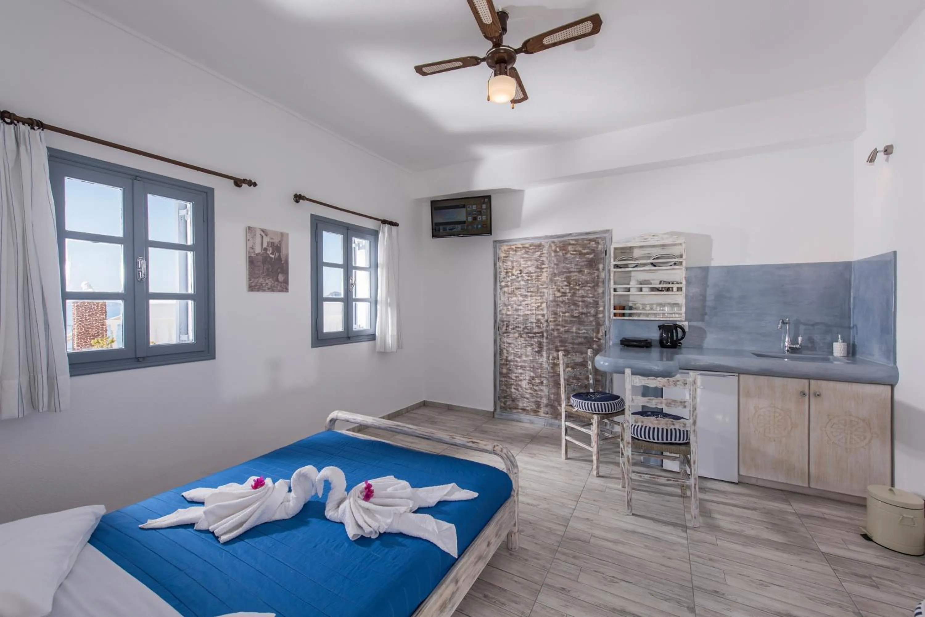 Kitchen or kitchenette, Bed in Maryloujohn Villas Oia