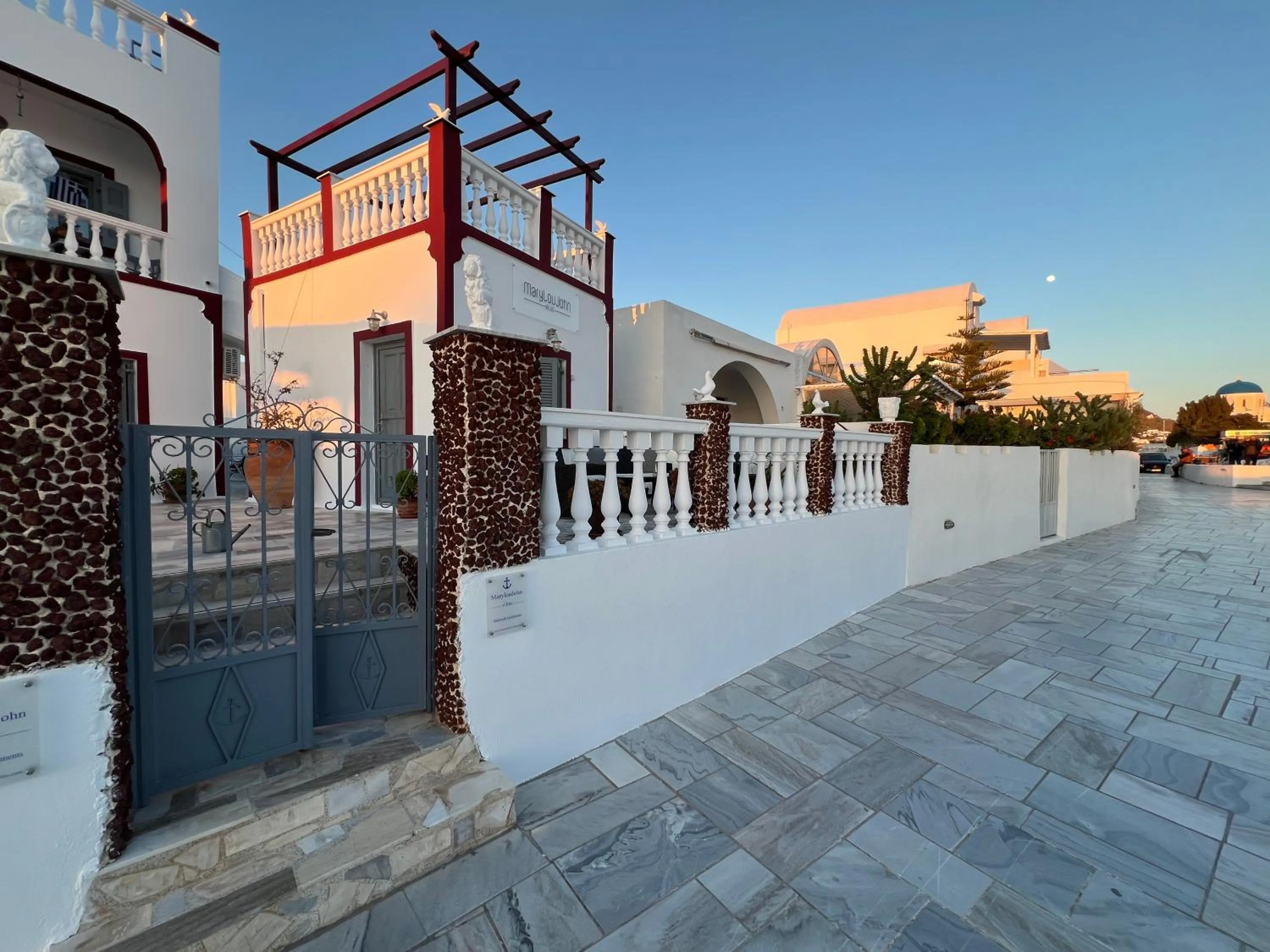 Property building in Maryloujohn Villas Oia
