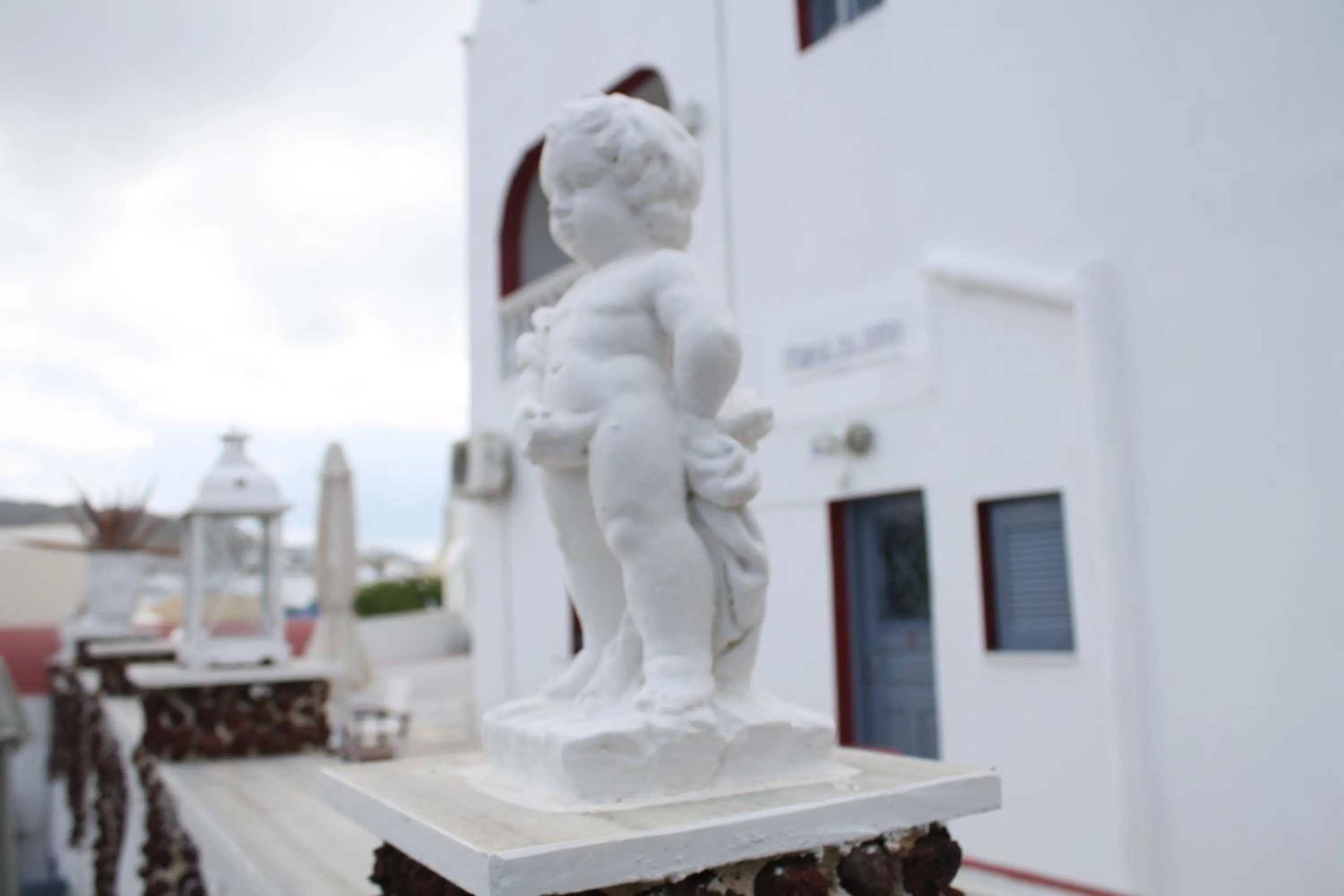 Decorative detail in Maryloujohn Villas Oia