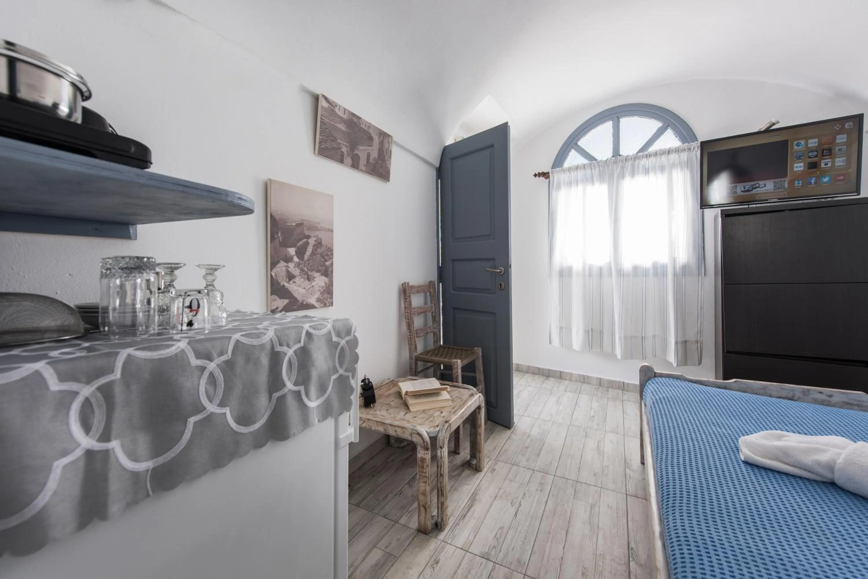 Coffee/tea facilities in Maryloujohn Villas Oia