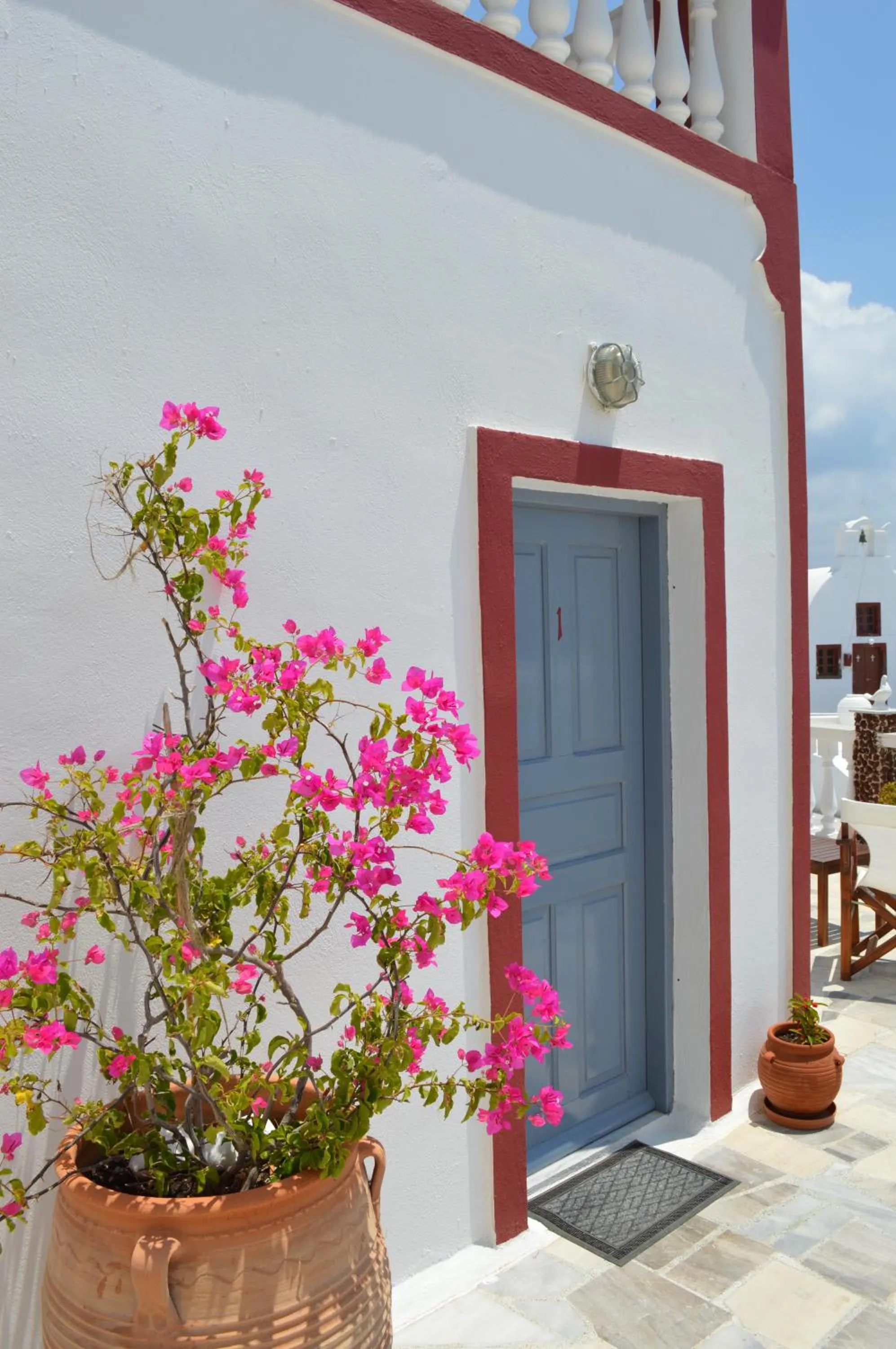 Facade/entrance in Maryloujohn Villas Oia