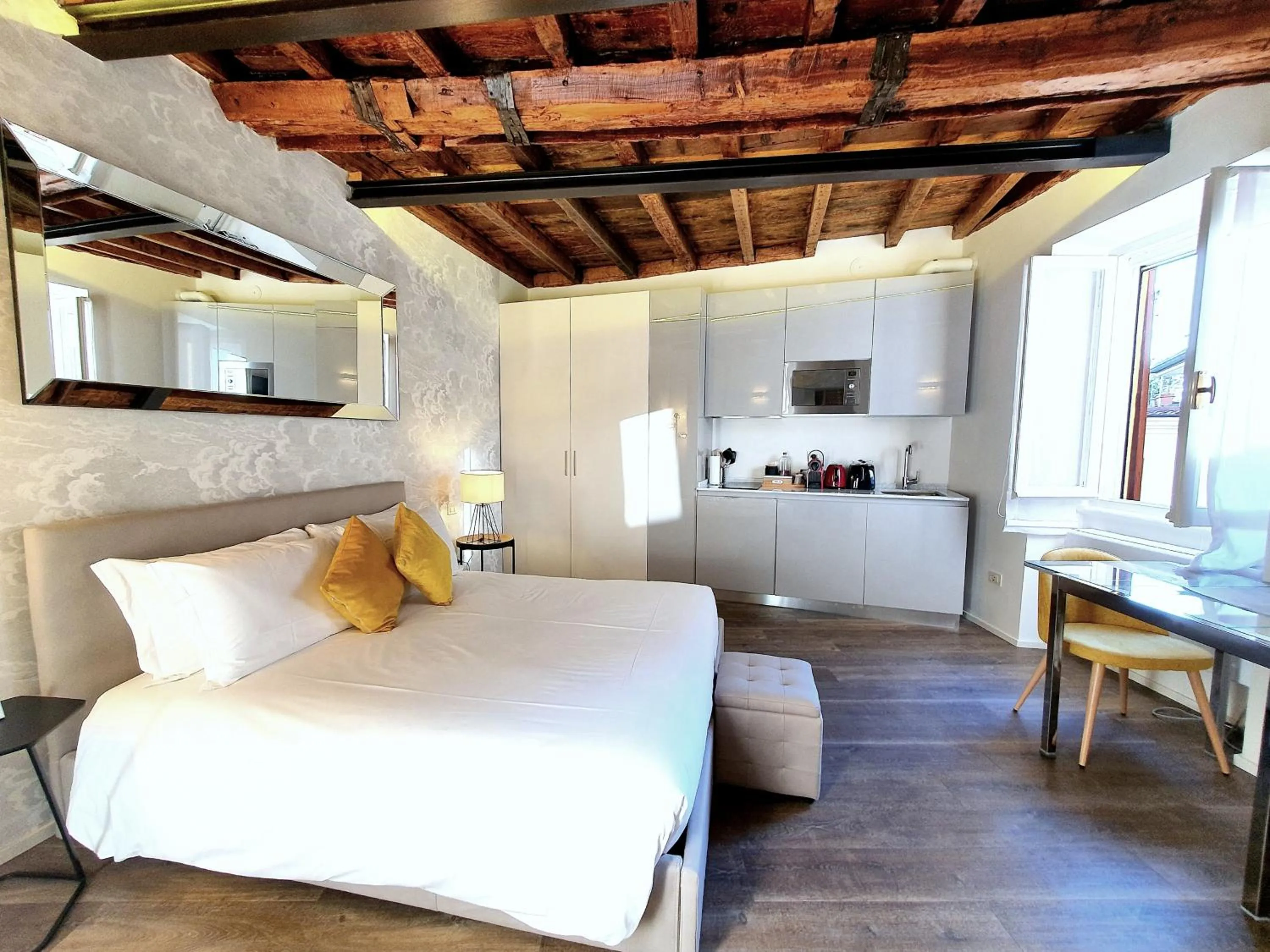 Photo of the whole room, Bed in Heart Milan Apartments Duomo Colonne