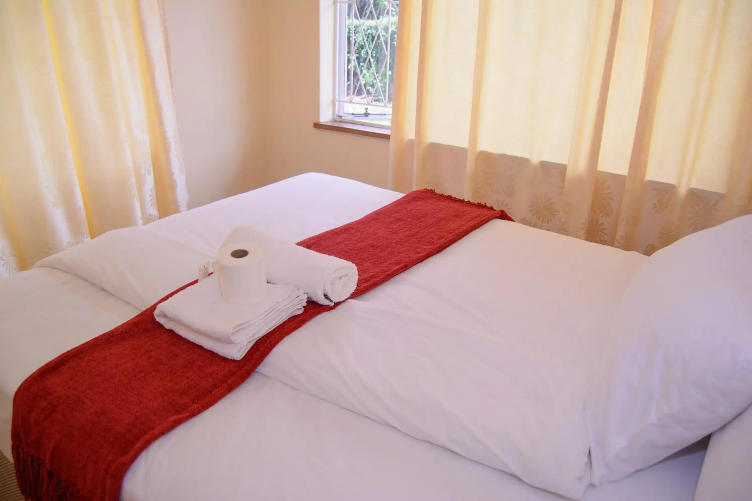 Single Room with Shared Shower and Toilet in Royal Guest House Single Room with Shared Shower and Toilet in Royal Guest House