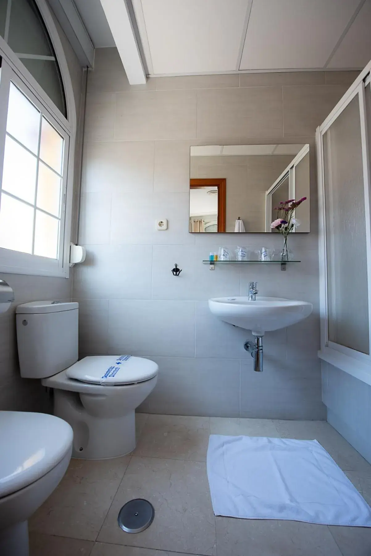 Double or Twin Room with Private Bathroom in Hostal La Muralla Double or Twin Room with Private Bathroom in Hostal La Muralla