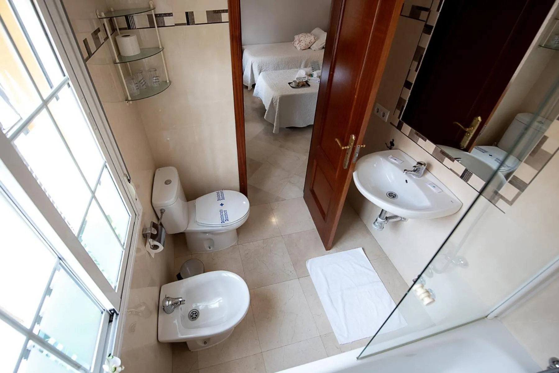 Bathroom in Hostal La Muralla