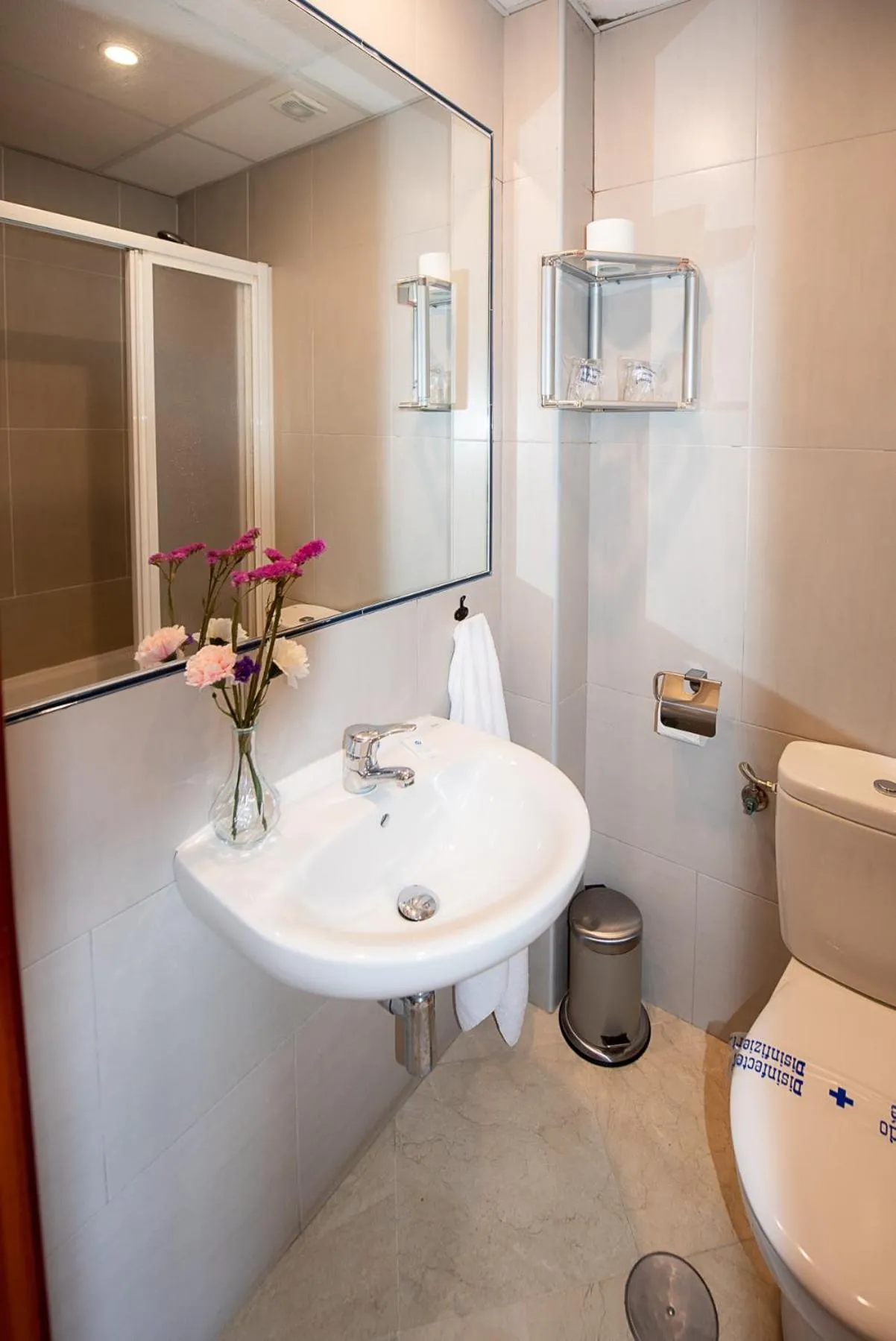 Bathroom in Hostal La Muralla