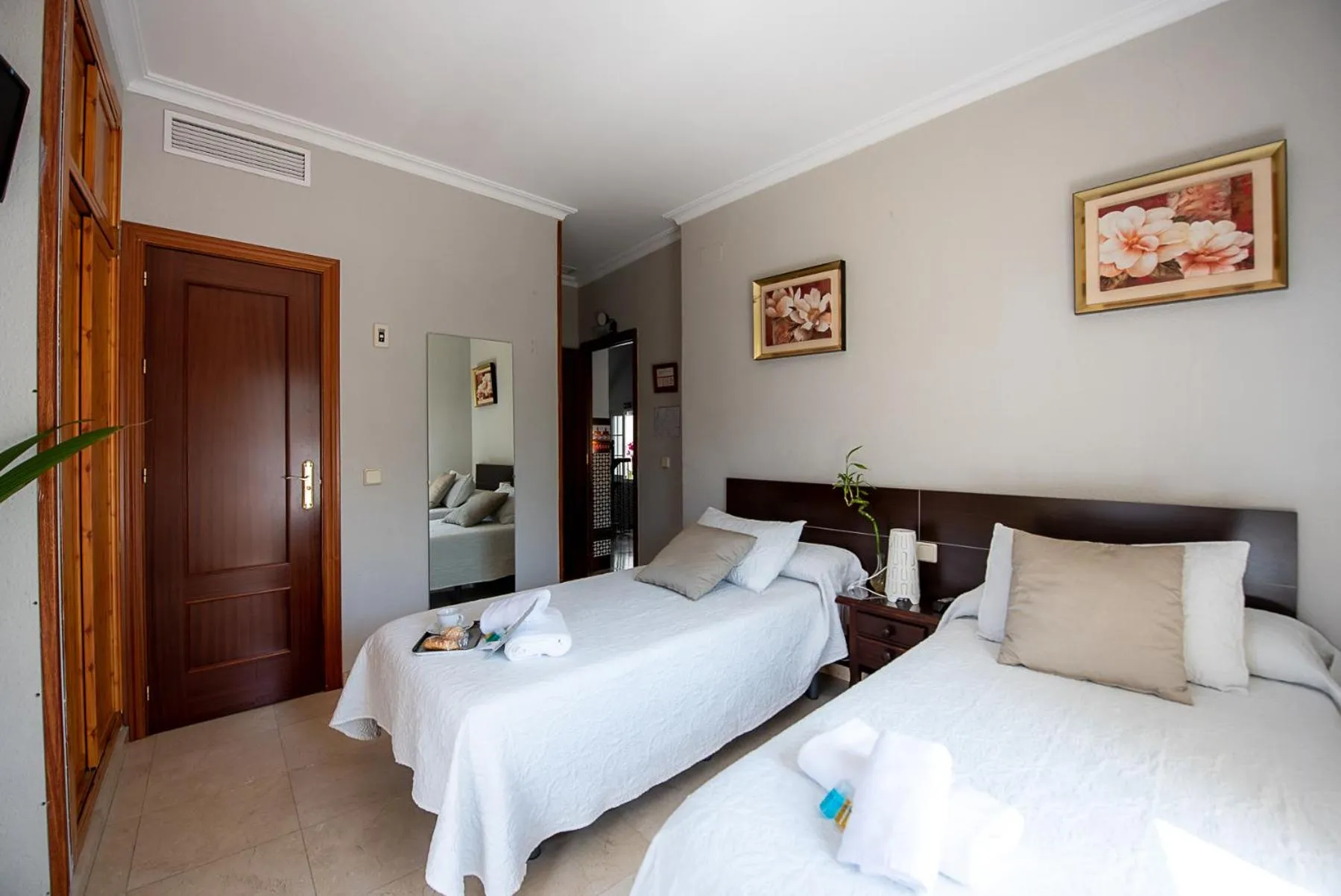 Photo of the whole room, Bed in Hostal La Muralla
