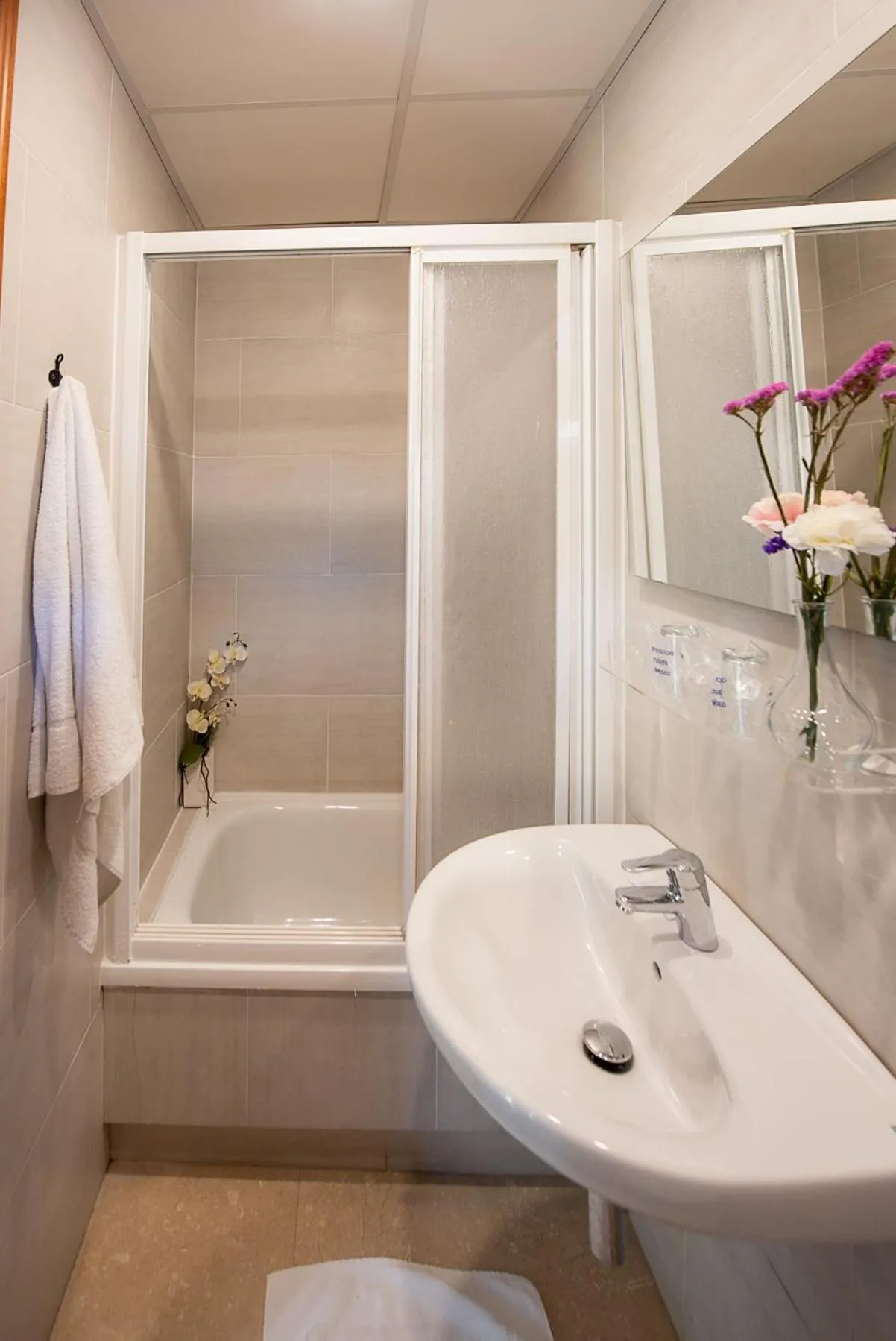 Bathroom in Hostal La Muralla