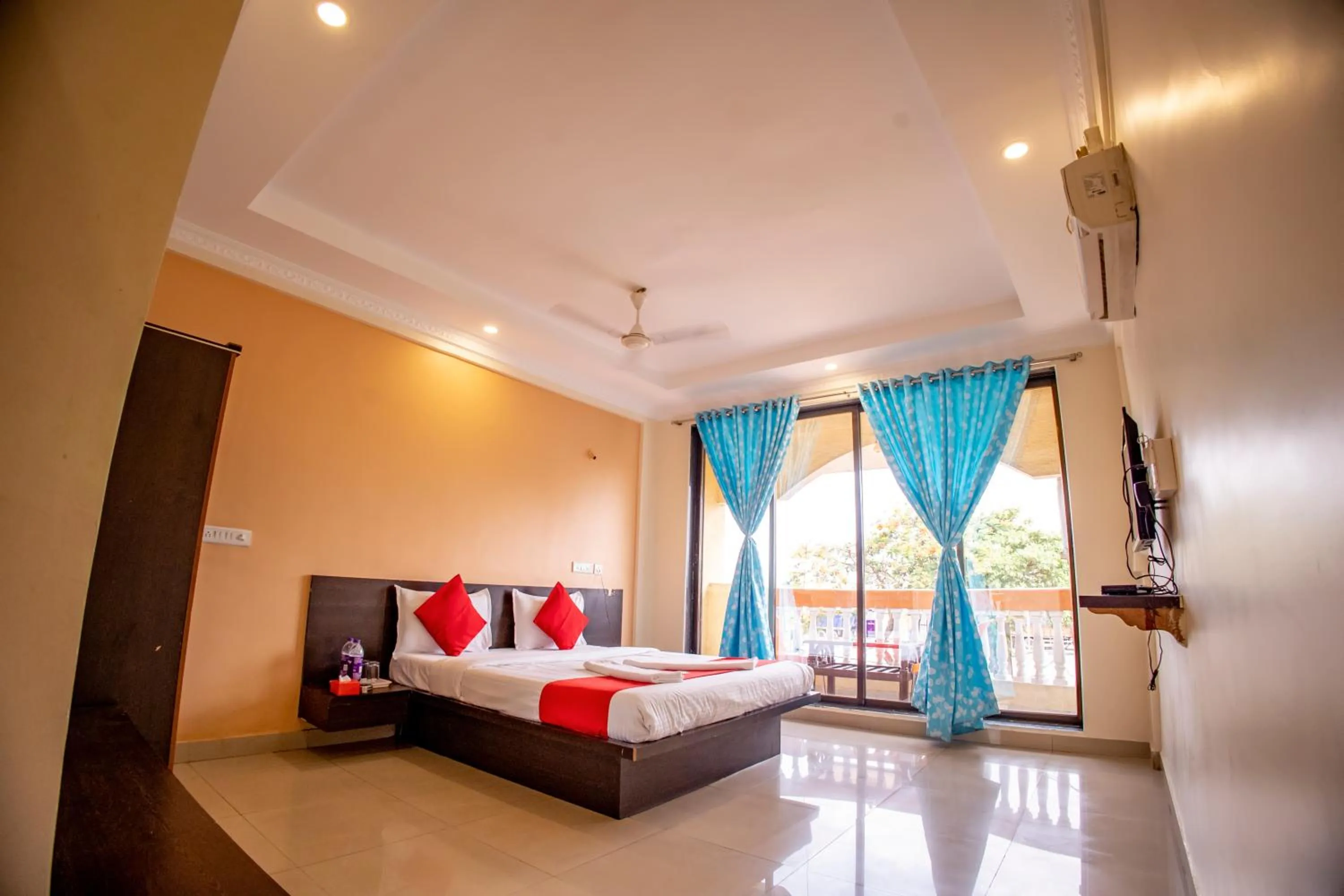 Photo of the whole room, Bed in Hotel Om Palace