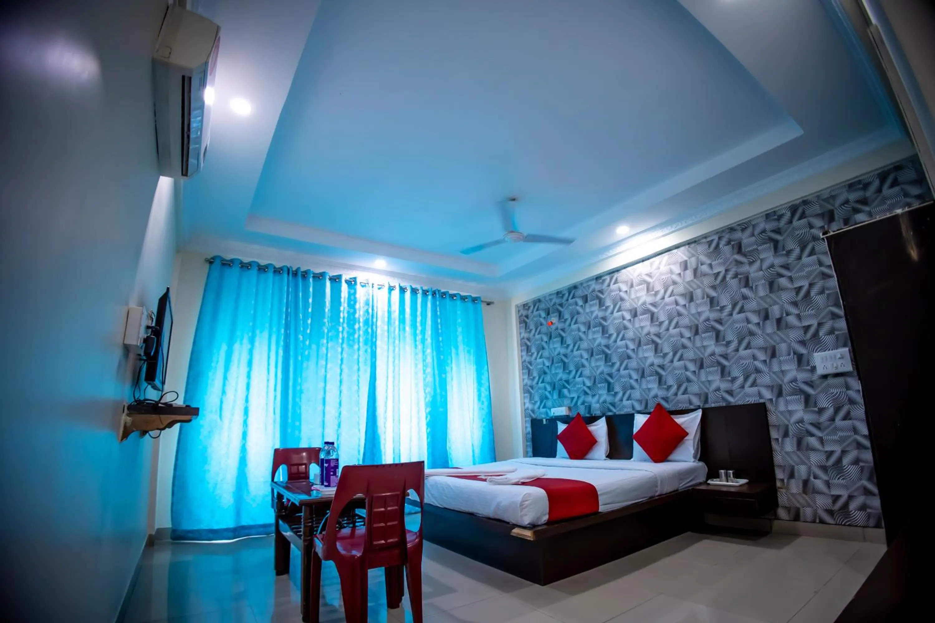 Photo of the whole room, Bed in Hotel Om Palace