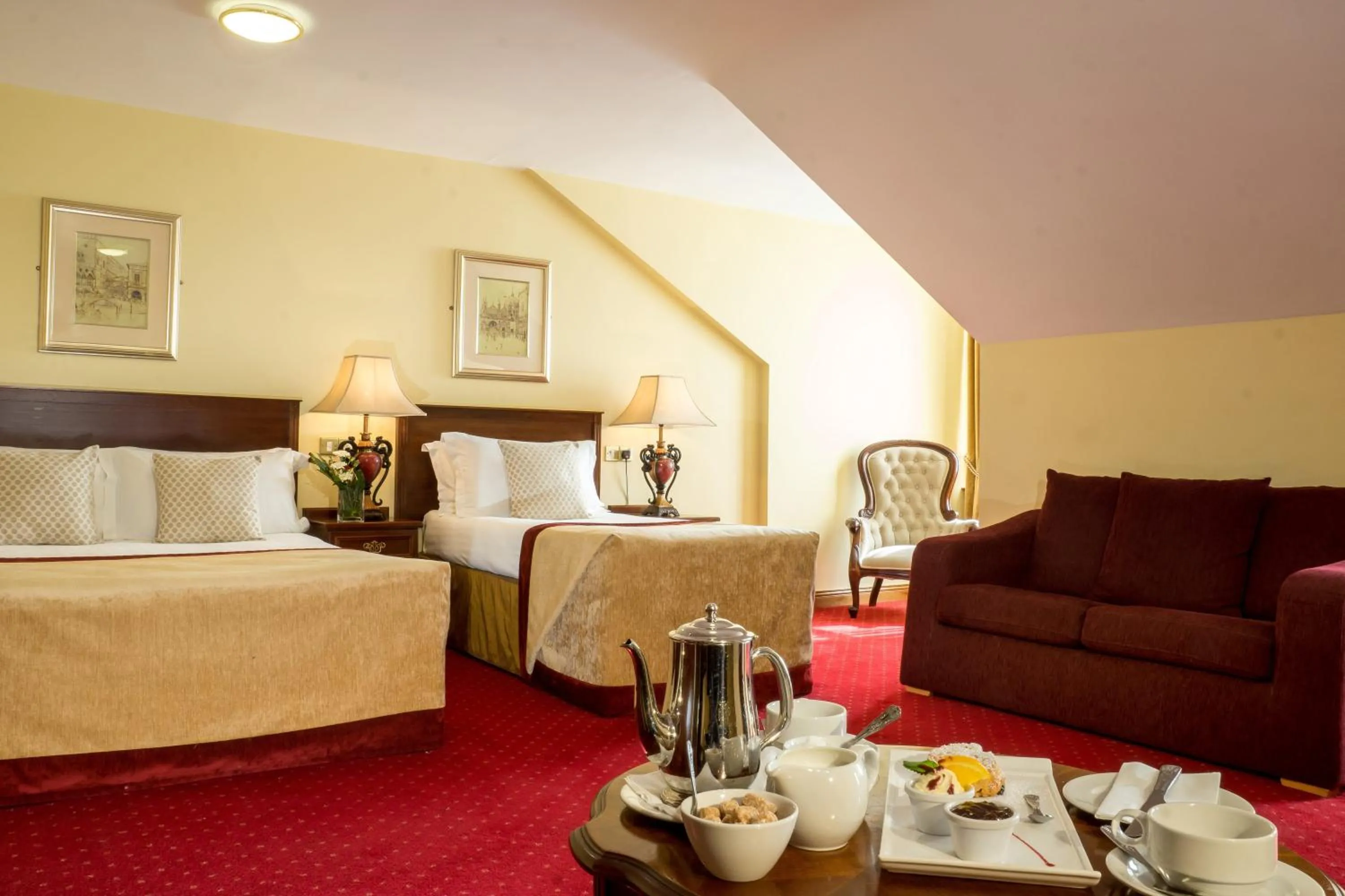 Bed in Meadow Court Hotel