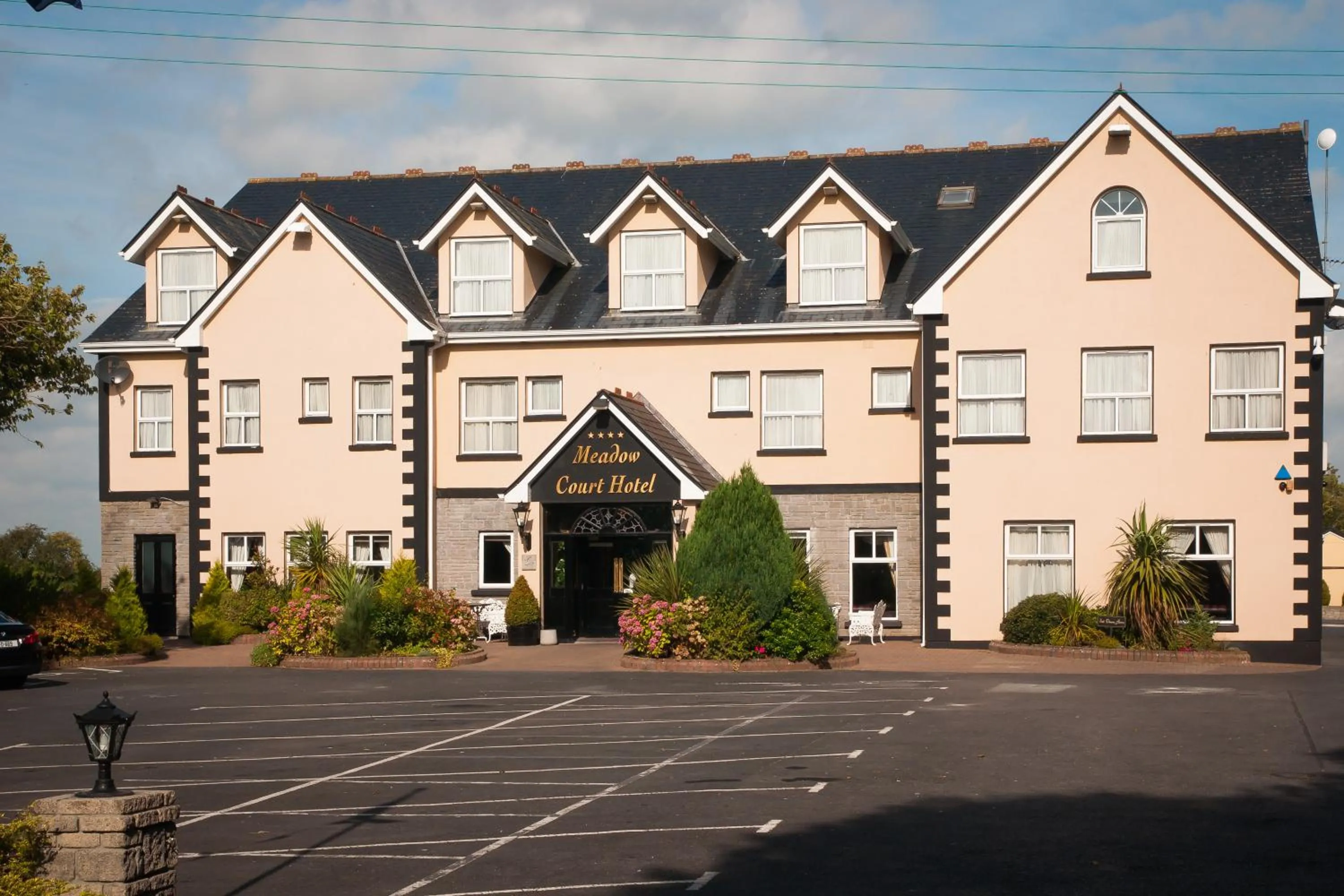Facade/entrance in Meadow Court Hotel