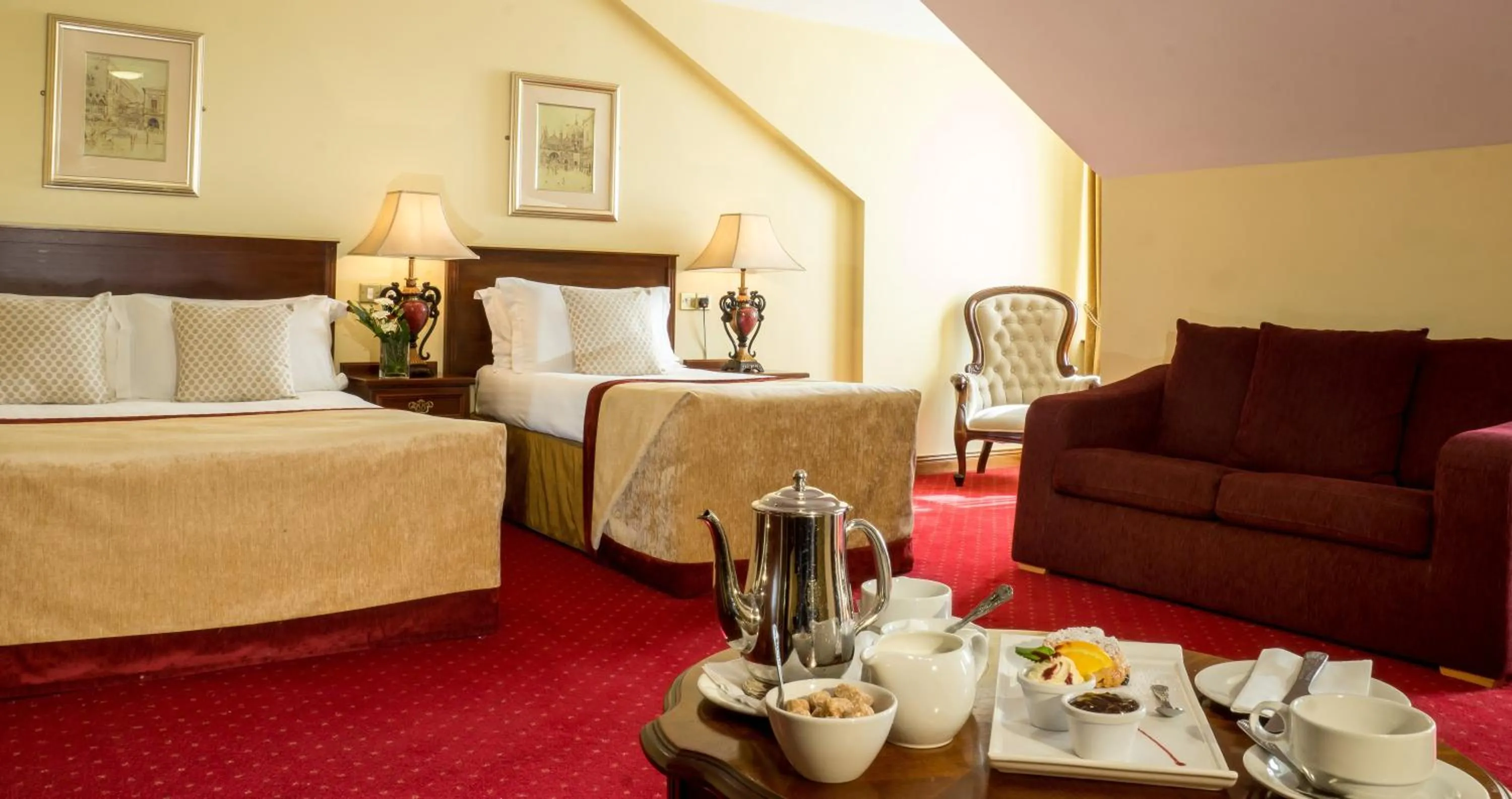 Photo of the whole room, Bed in Meadow Court Hotel