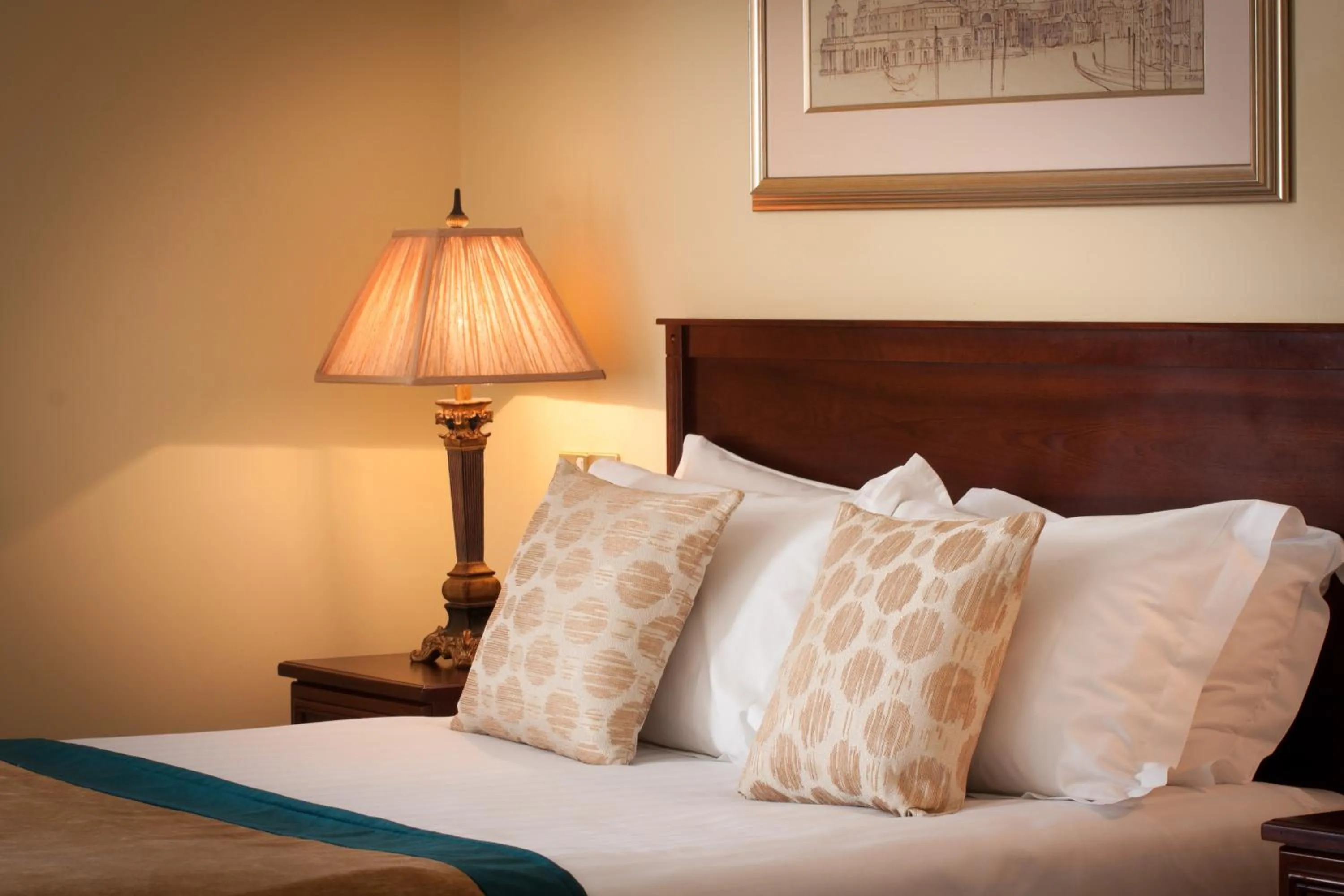 Bed in Meadow Court Hotel
