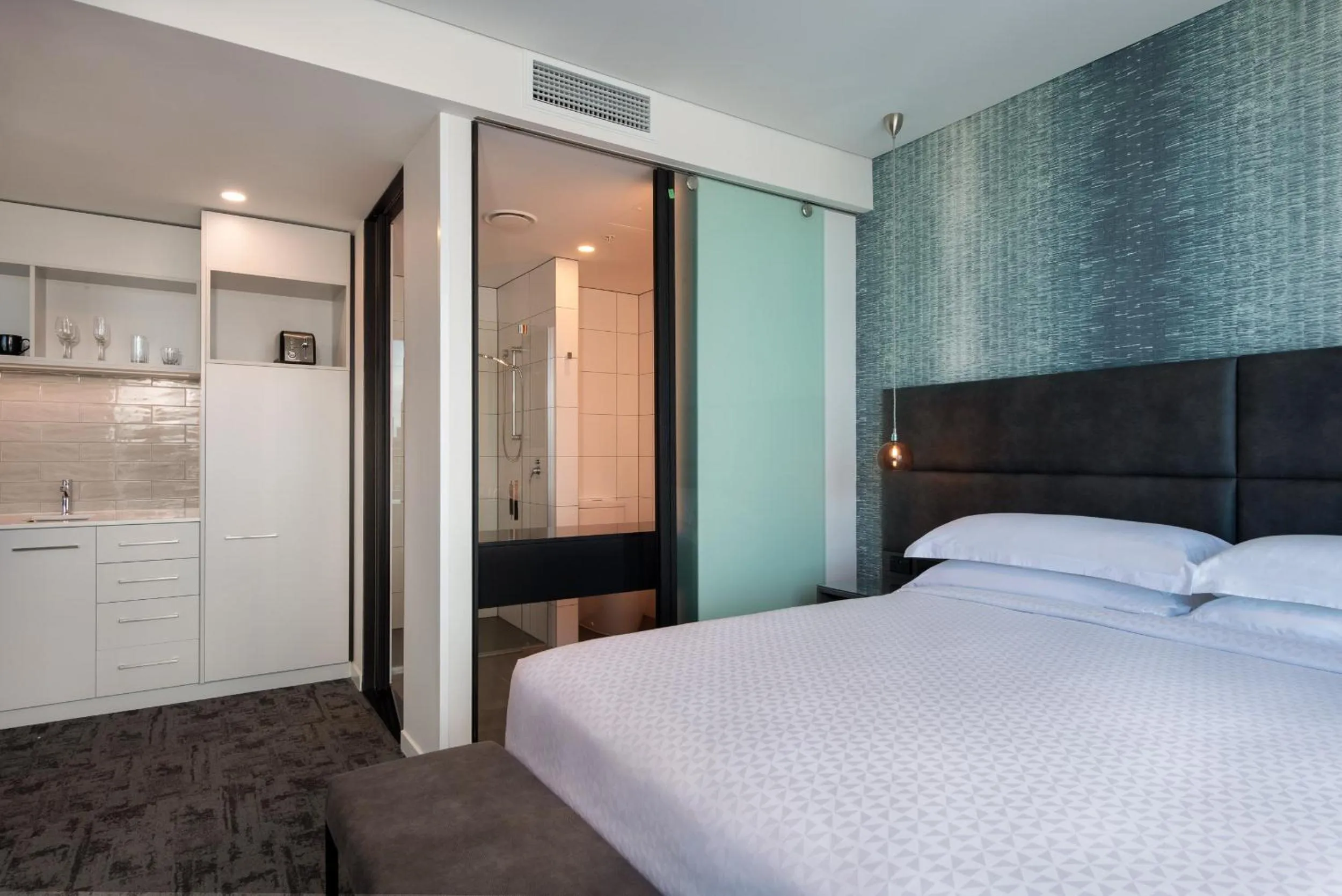 Seating area, Bed in Four Points by Sheraton Auckland