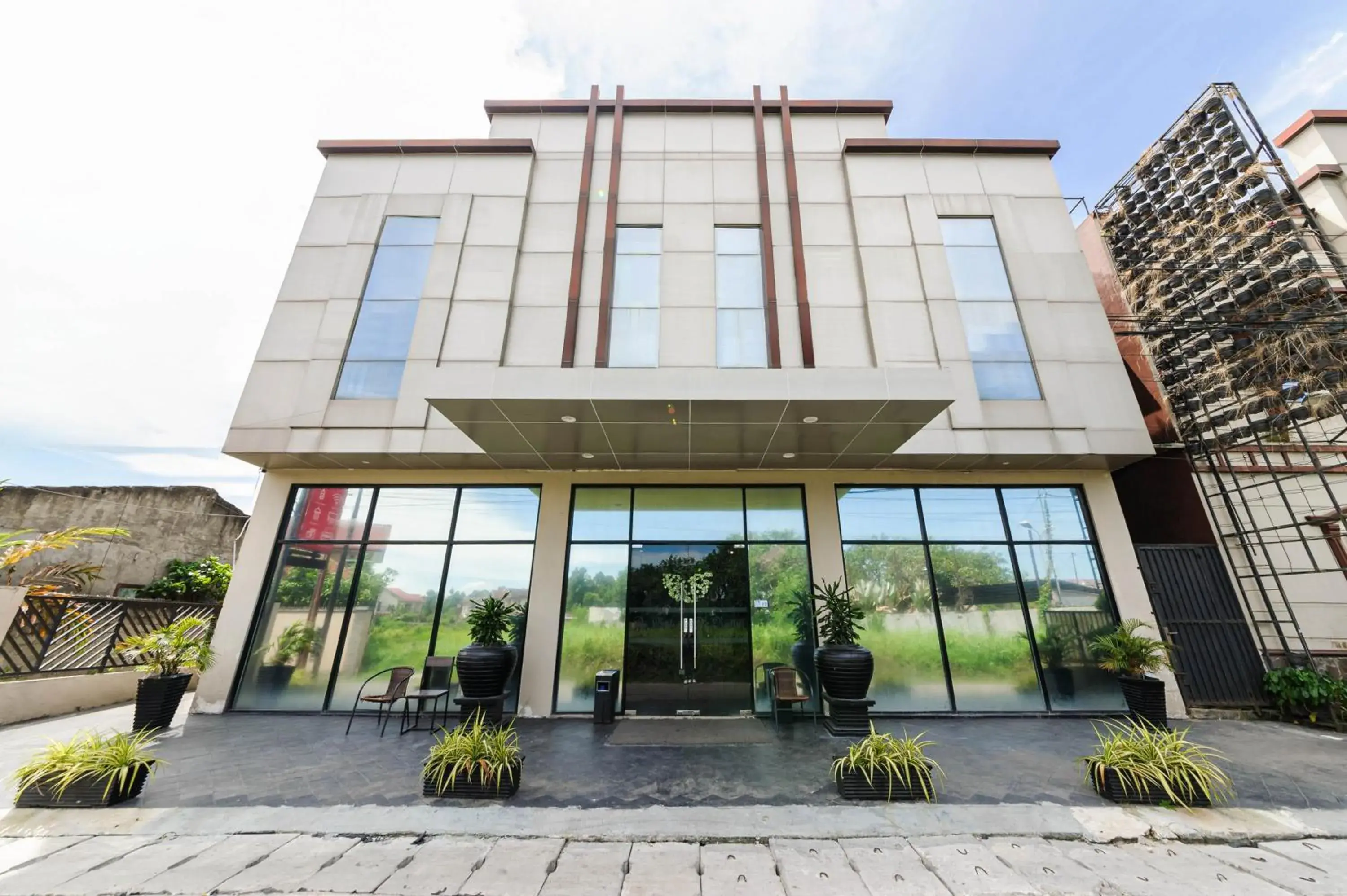 Facade/entrance in RedDoorz Plus near Universitas Sumatera Utara Facade/entrance in RedDoorz Plus near Universitas Sumatera Utara