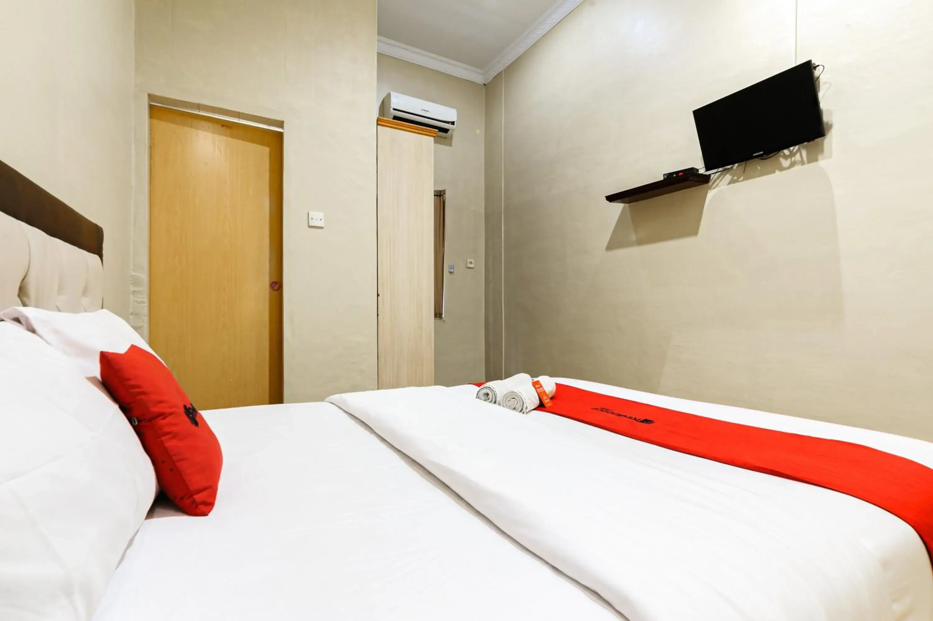 Bedroom, Bed in RedDoorz Plus near Universitas Sumatera Utara Bedroom, Bed in RedDoorz Plus near Universitas Sumatera Utara