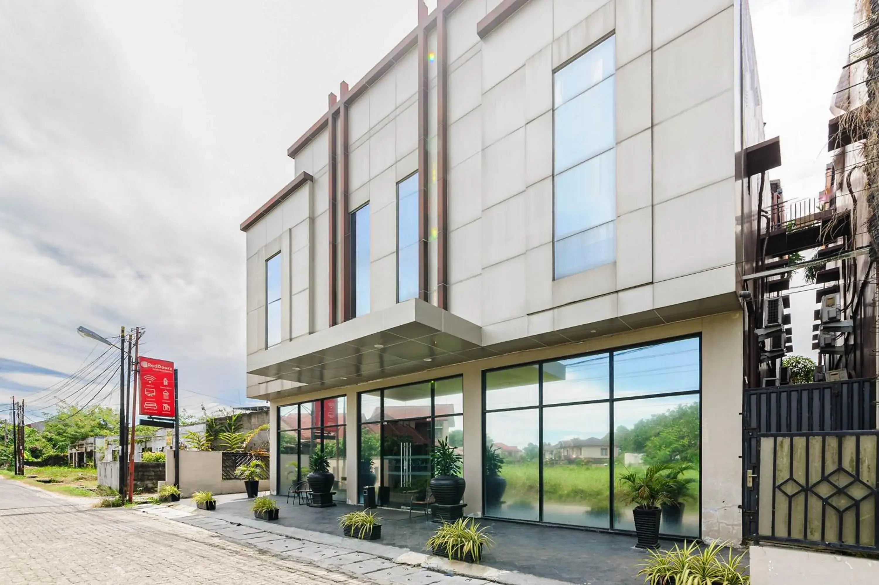 Facade/entrance in RedDoorz Plus near Universitas Sumatera Utara Facade/entrance in RedDoorz Plus near Universitas Sumatera Utara