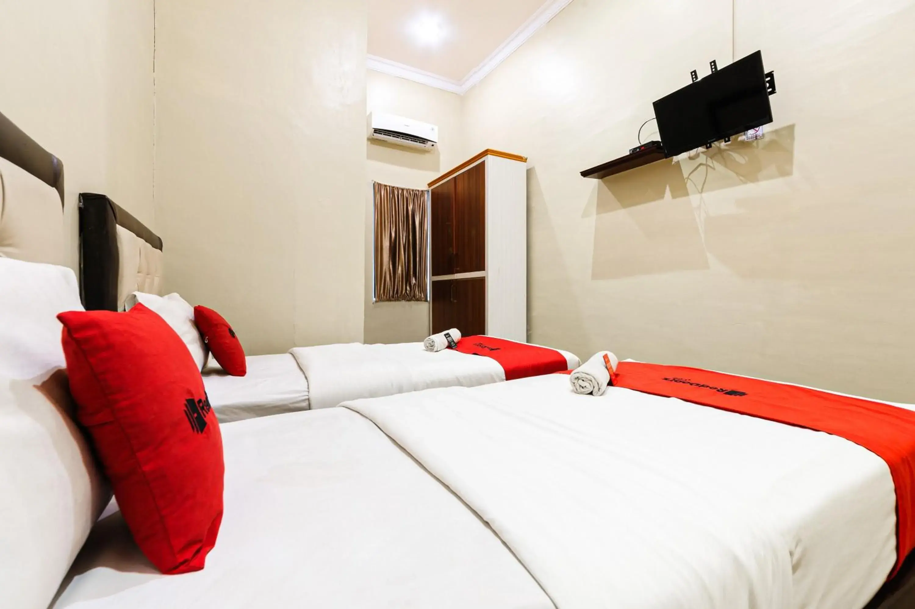 Bedroom, Bed in RedDoorz Plus near Universitas Sumatera Utara Bedroom, Bed in RedDoorz Plus near Universitas Sumatera Utara
